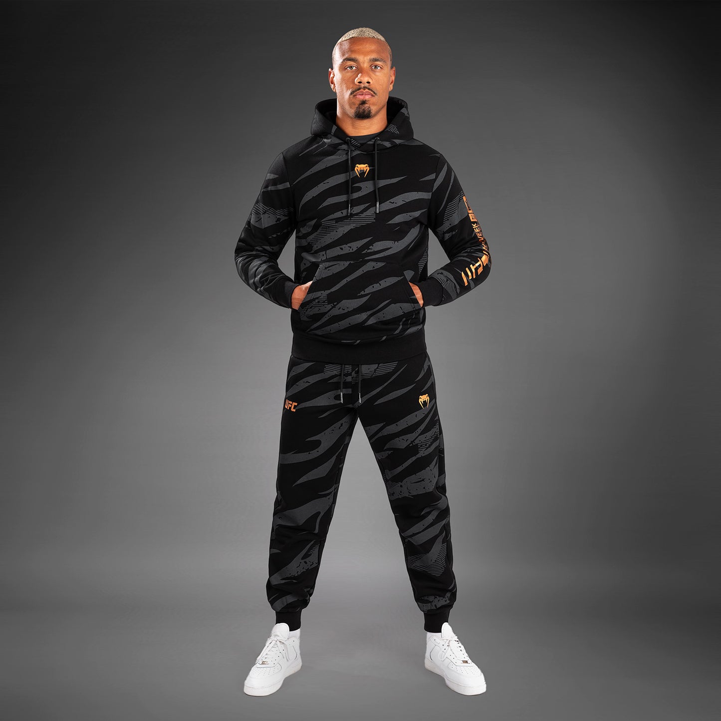 UFC Adrenaline By Venum Fight Week メンズプルオーバーパーカー - Urban Camo