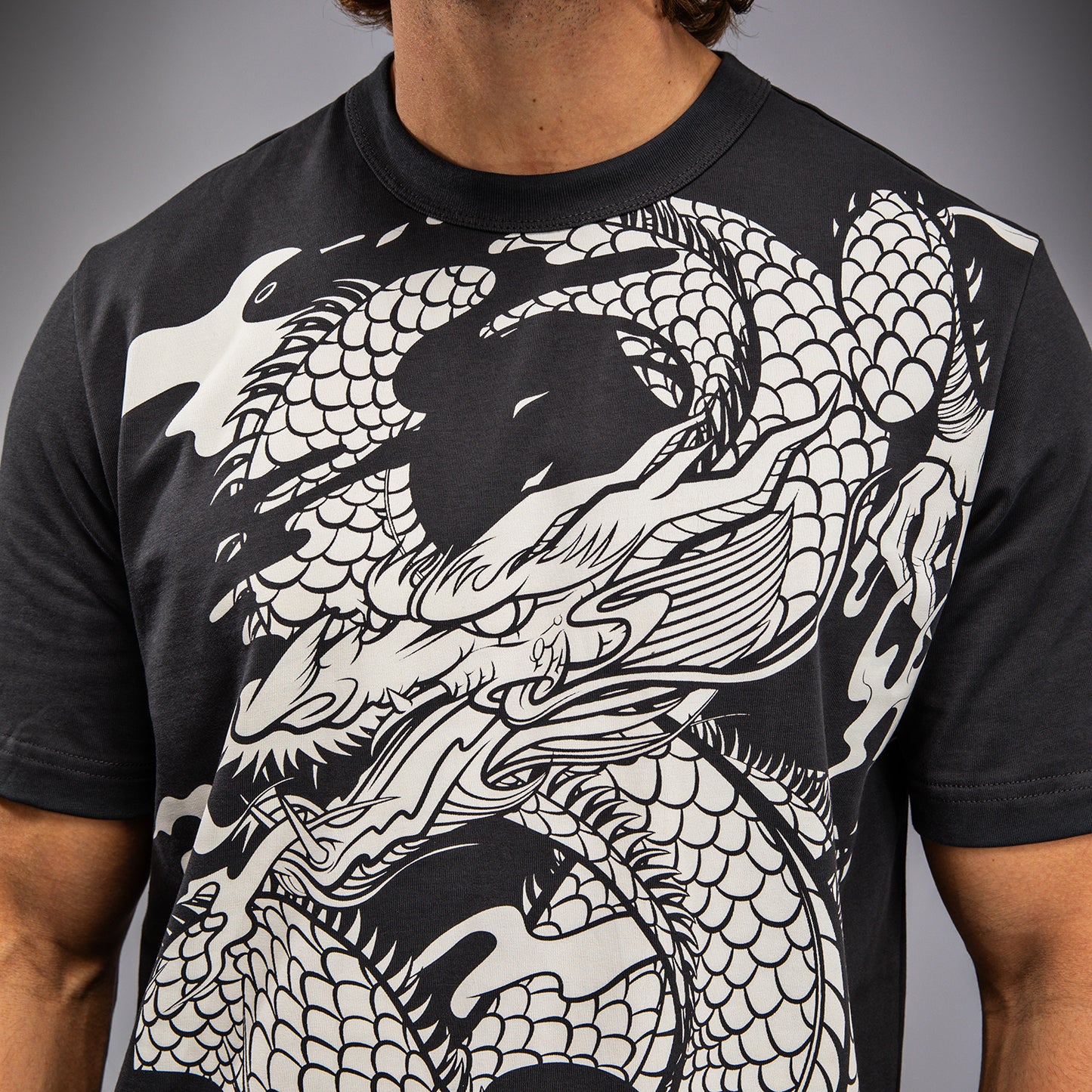 Venum ドラゴンズ・フライト メンズ Tシャツ - チャコールグレー/クリームホワイト
