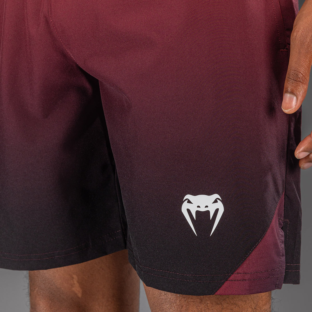 Venum Giant Shift トレーニングショーツ - ブラック/レッド