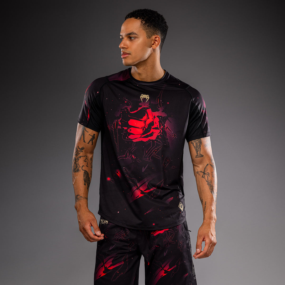 Jujutsu Kaisen x Venum Itadori ドライテックTシャツ – ブラック/レッド