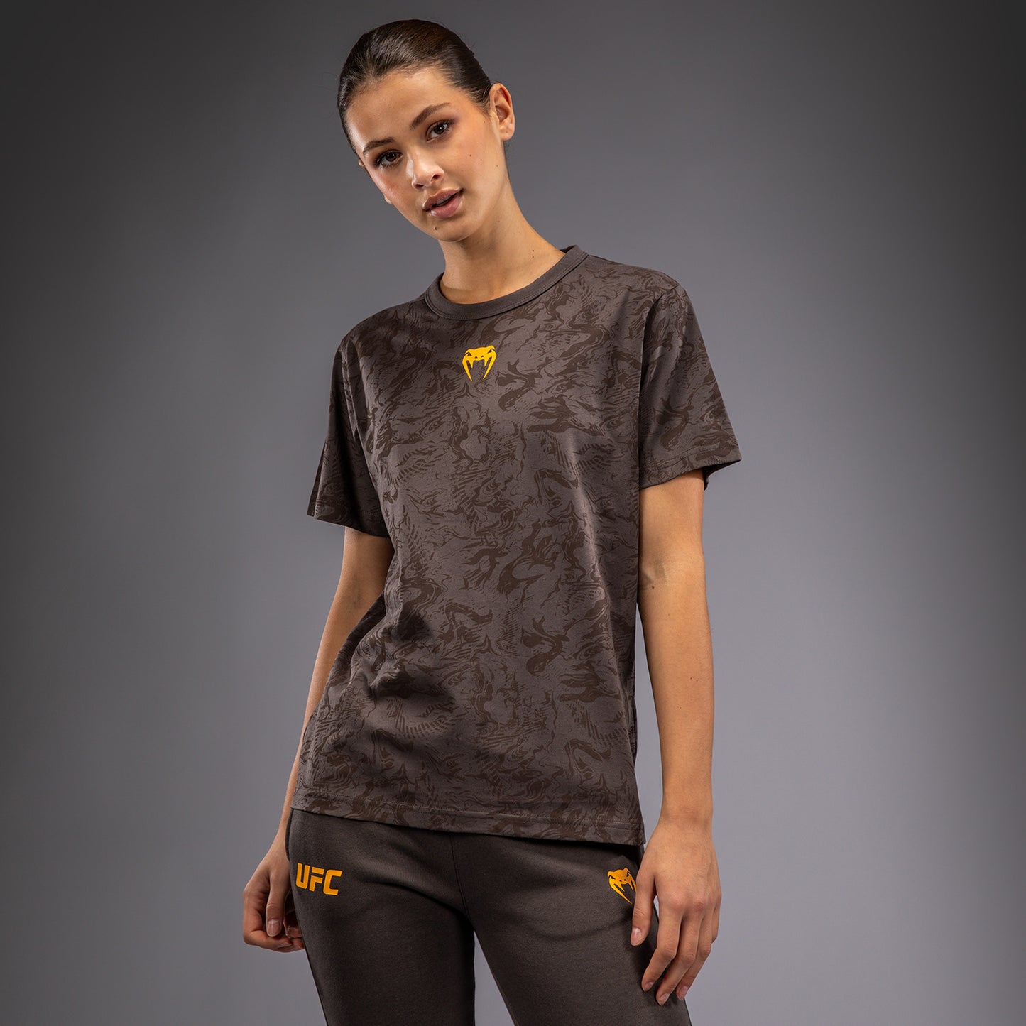 UFC Fusion by Venum Fight Week コットンショートスリーブTシャツ（女性用） - アーセンブラウン