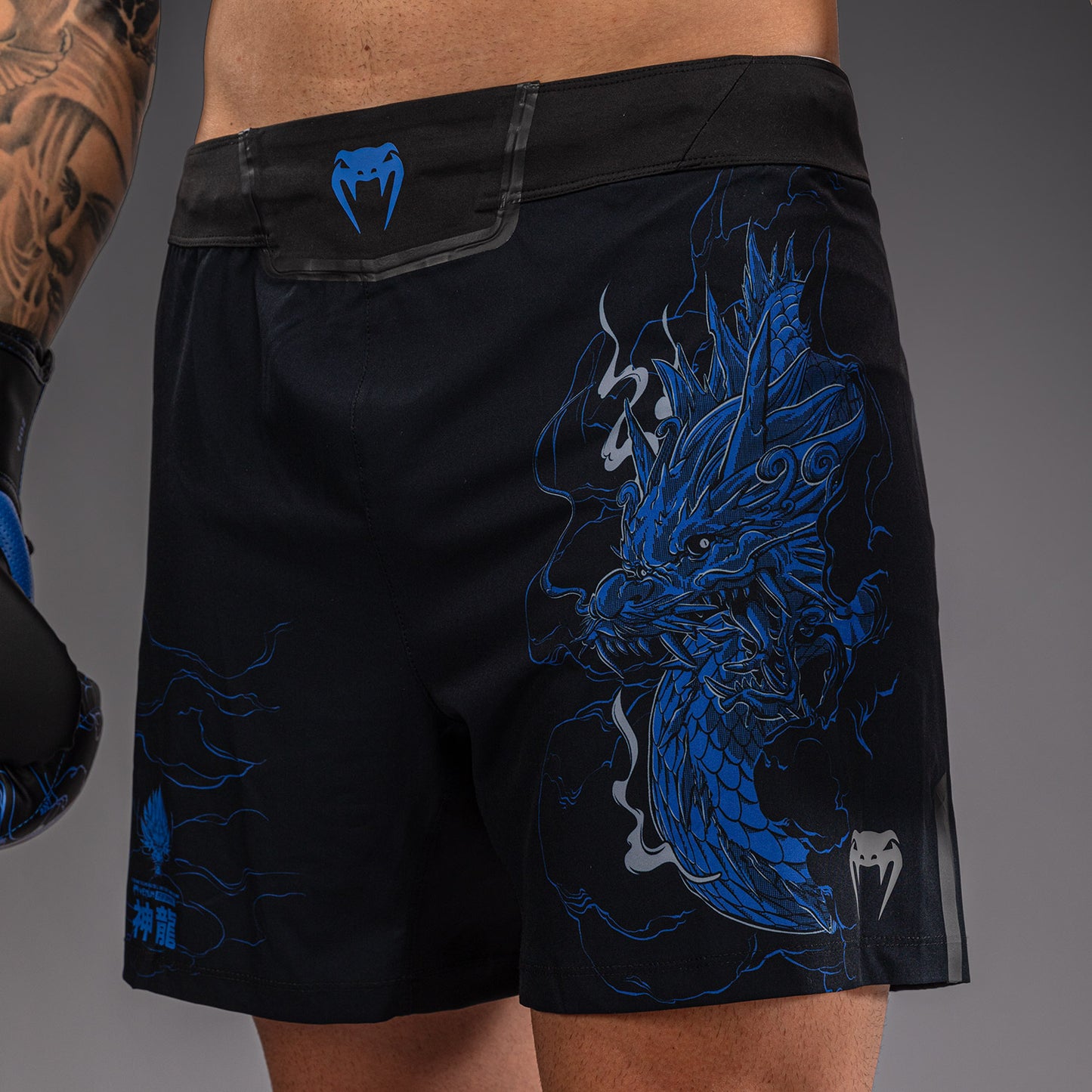 Venum Thunder Dragon ファイトショーツ – ブラック/ロイヤルブルー