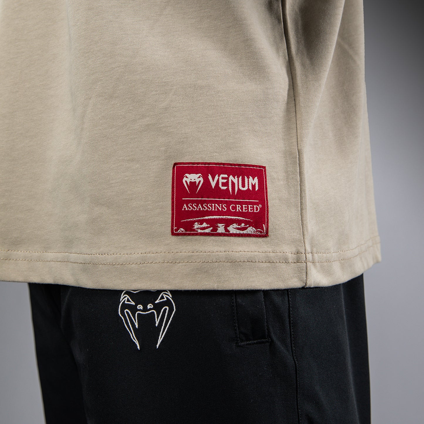Venum x Assassin’s Creed Shadows T-Shirt - サンド