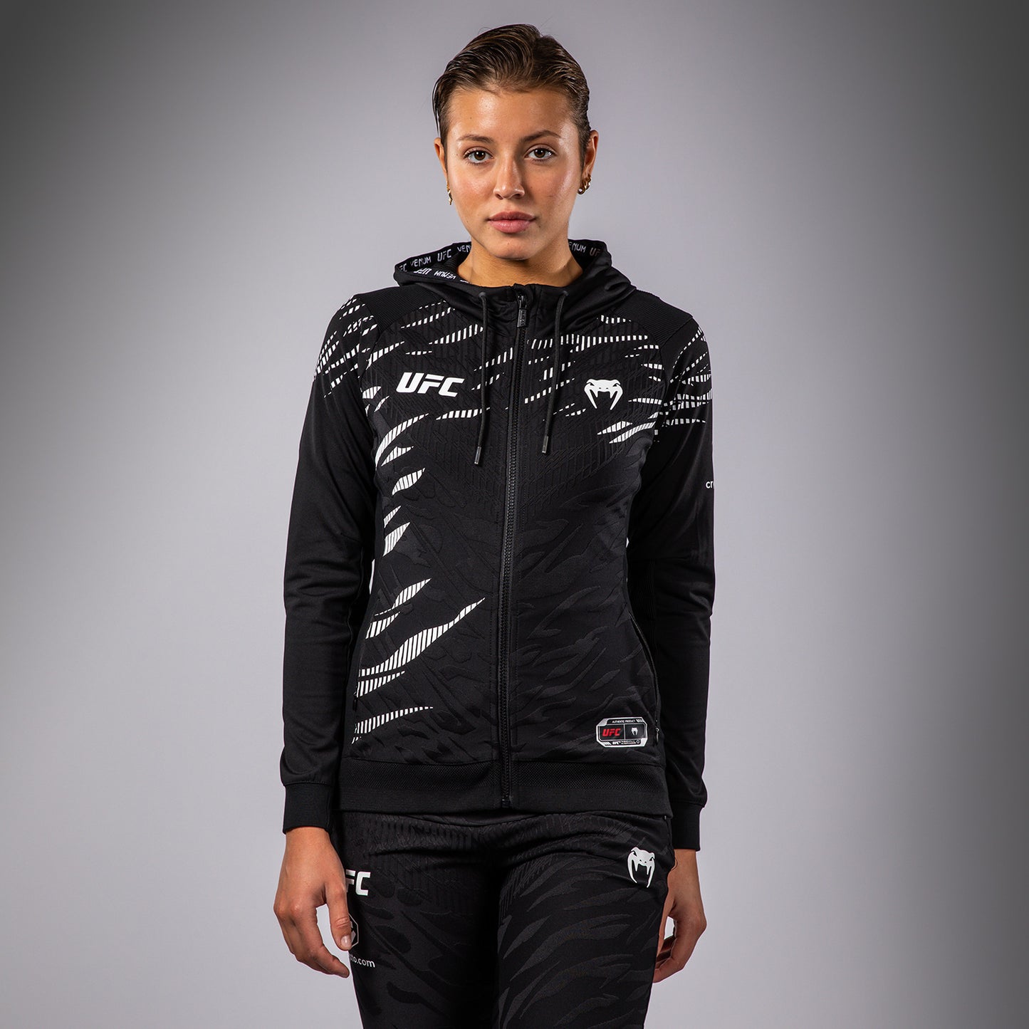 UFC Fusion by Venum Authentic Fight Night フード付きスウェットシャツ（女性用） - ブラック