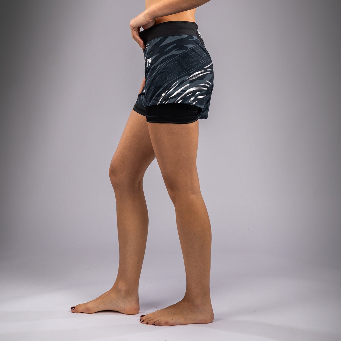 UFC Fusion by Venum Authentic Fight Night レスリングショーツ（女性用） - ブラック