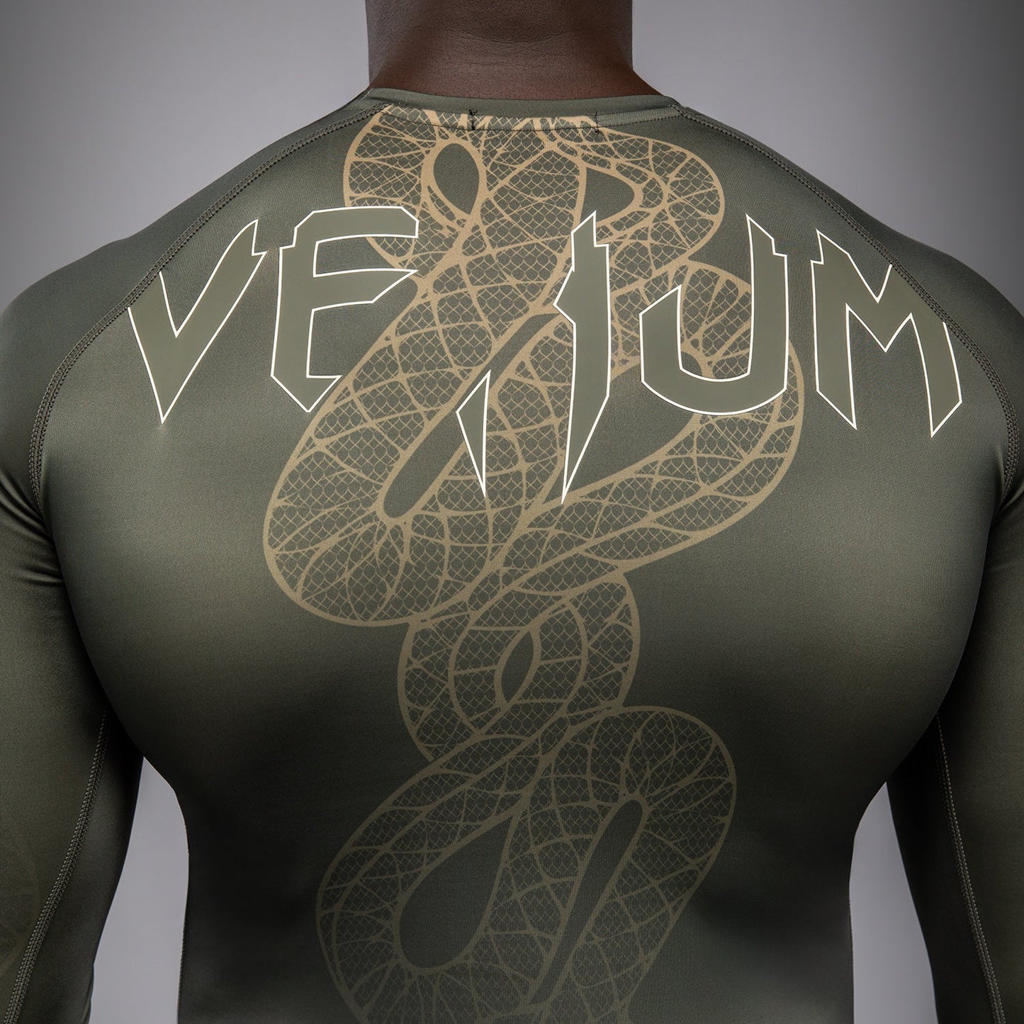 Venum Serpenti ロングスリーブラッシュガード – カーキ/ブロンズ/アイボリー