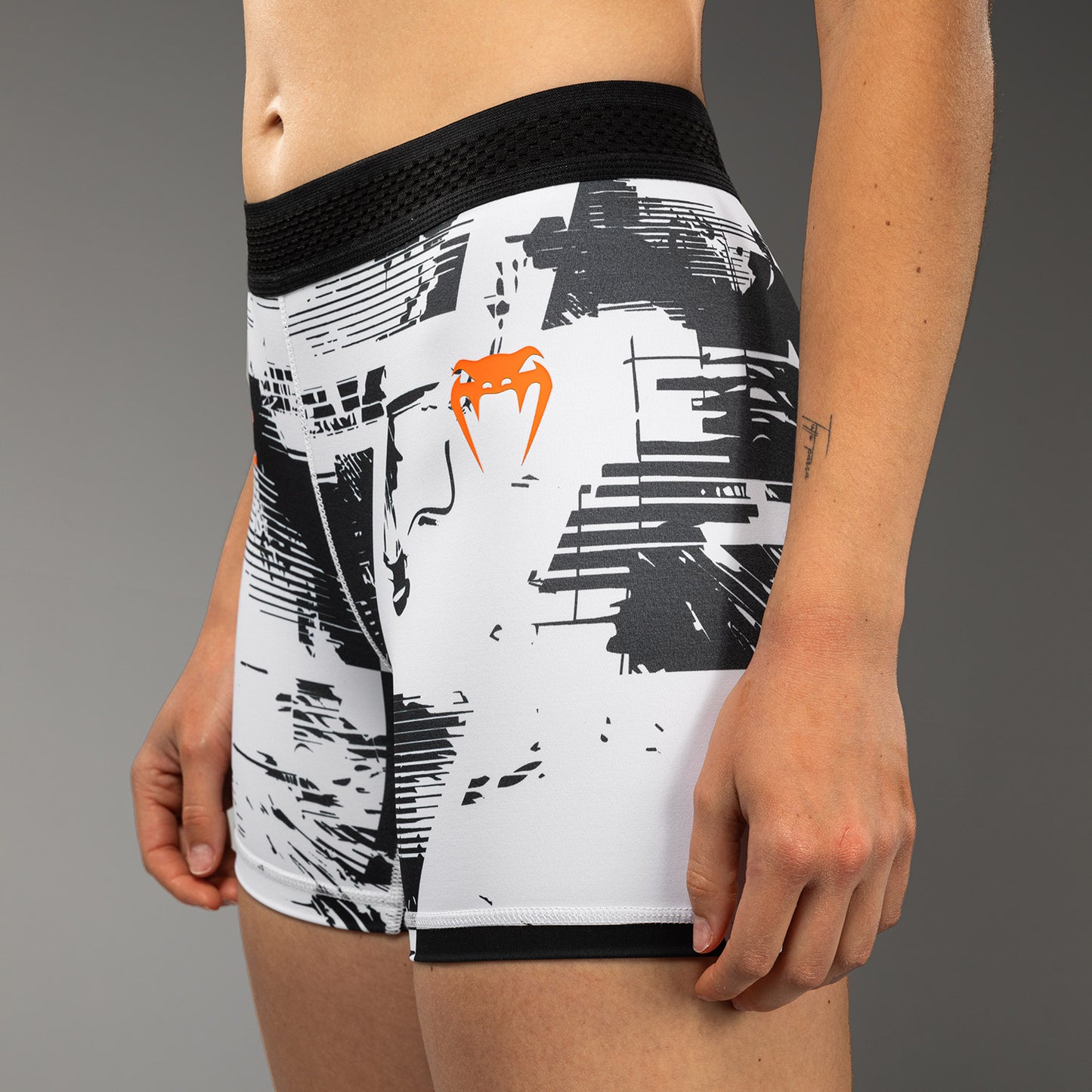 UFC Zenith by Venum Authentic Fight Week パフォーマンスヴァレトゥードショーツ レディース - ホワイト