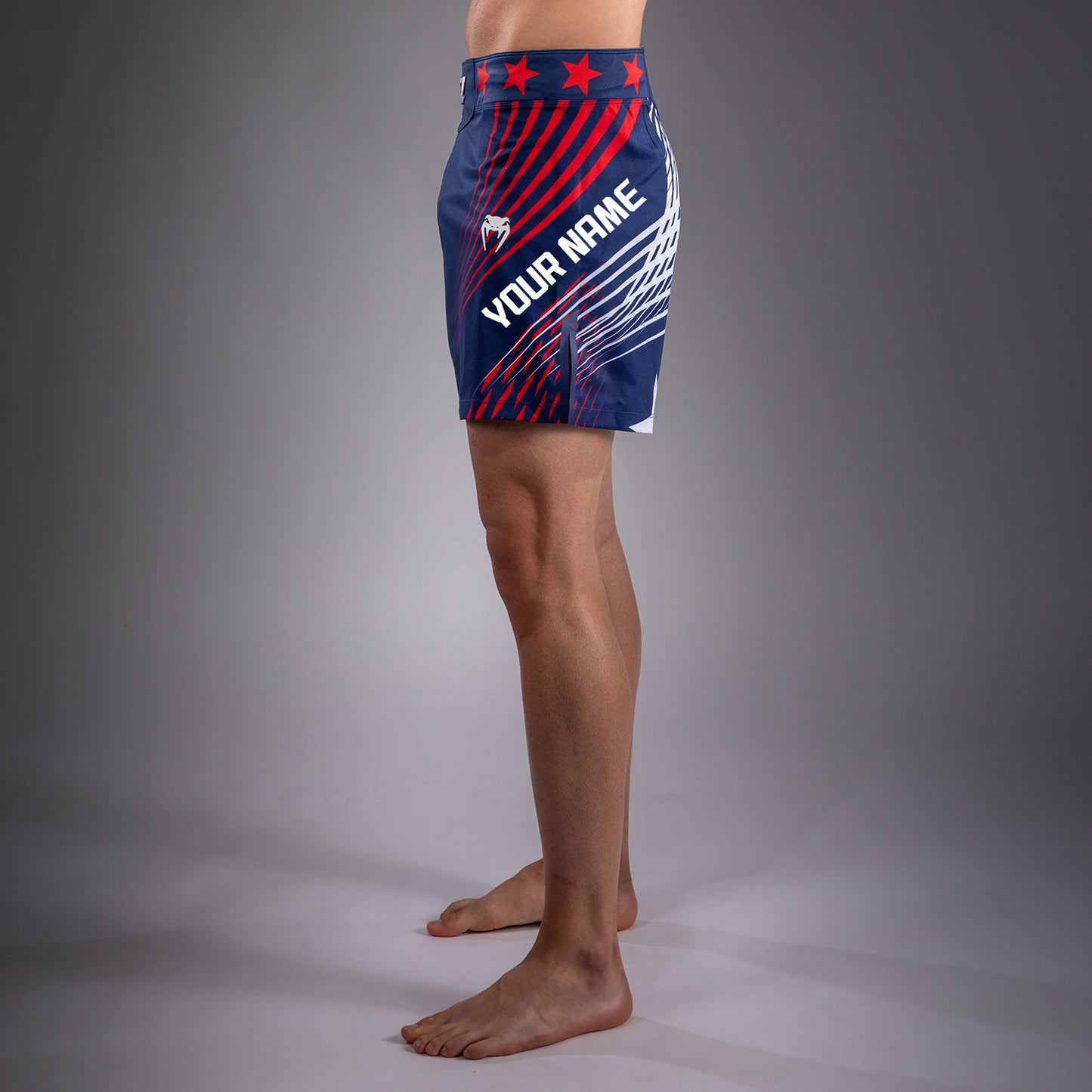 UFC Freedom 250 by Venum メンズ Custom Authentic Fight Night ファイトショーツ ショートフィット - ブルー
