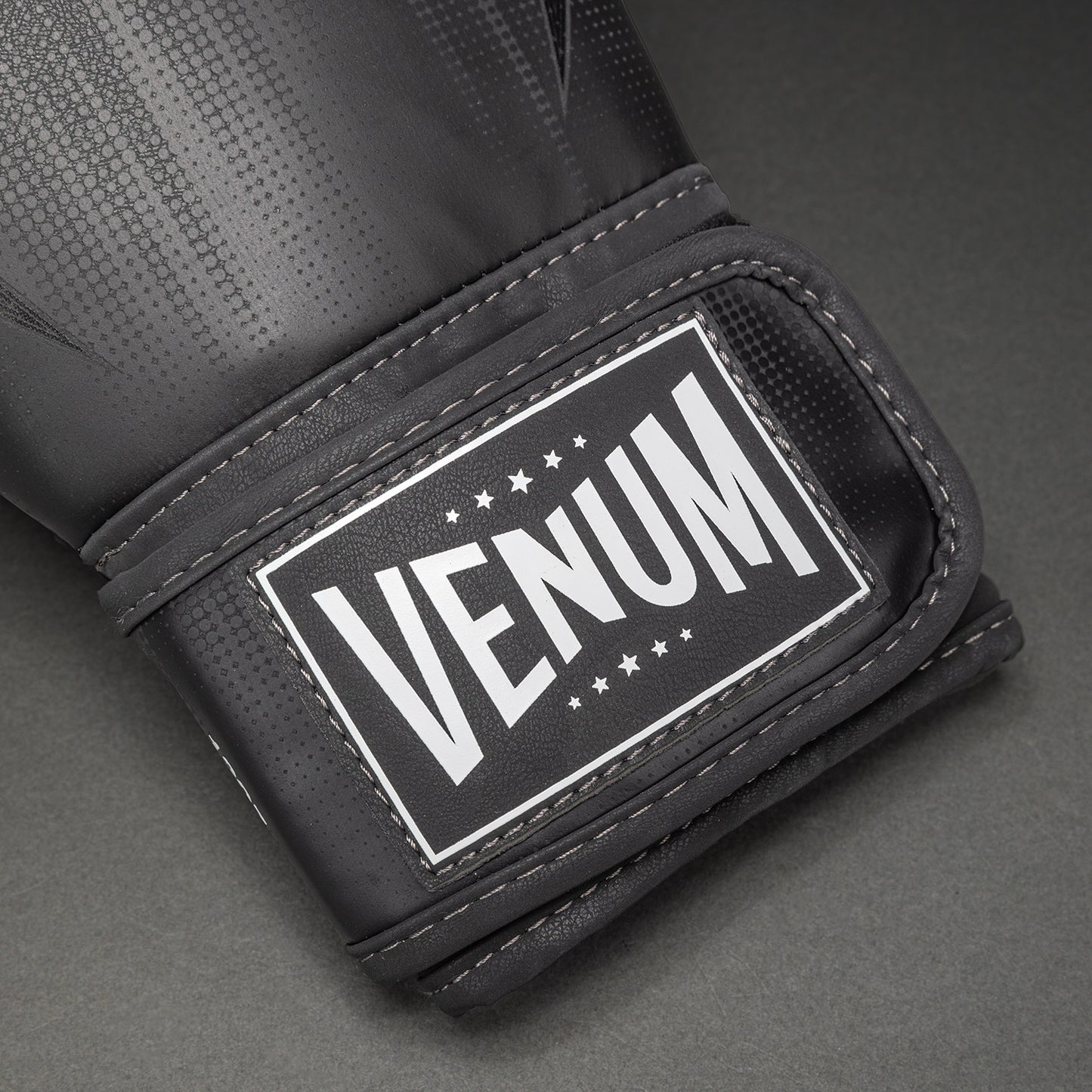 Venum Stealth ボクシンググローブ – ブラック/ホワイト