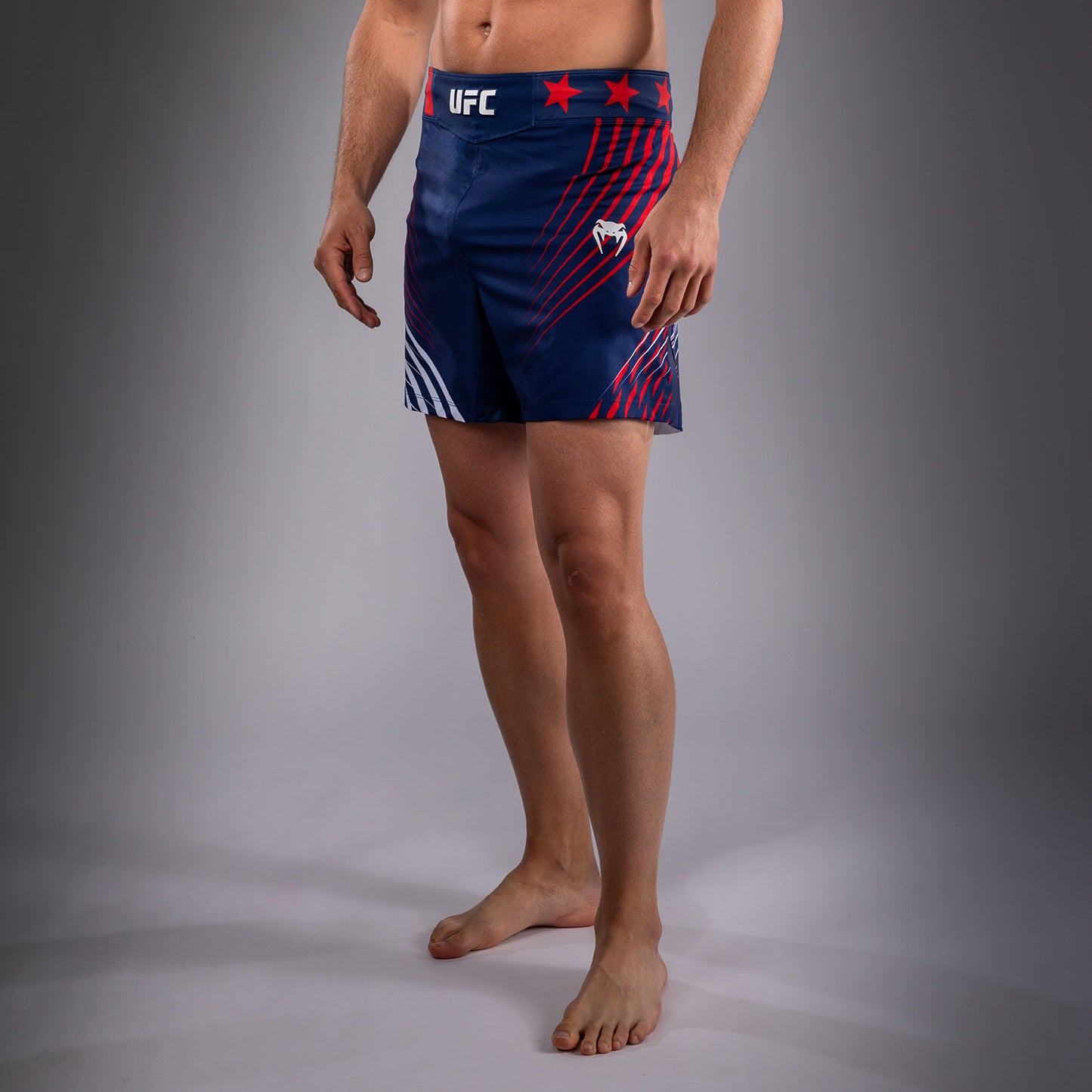 UFC Freedom 250 by Venum メンズ Custom Authentic Fight Night ファイトショーツ ショートフィット - ブルー