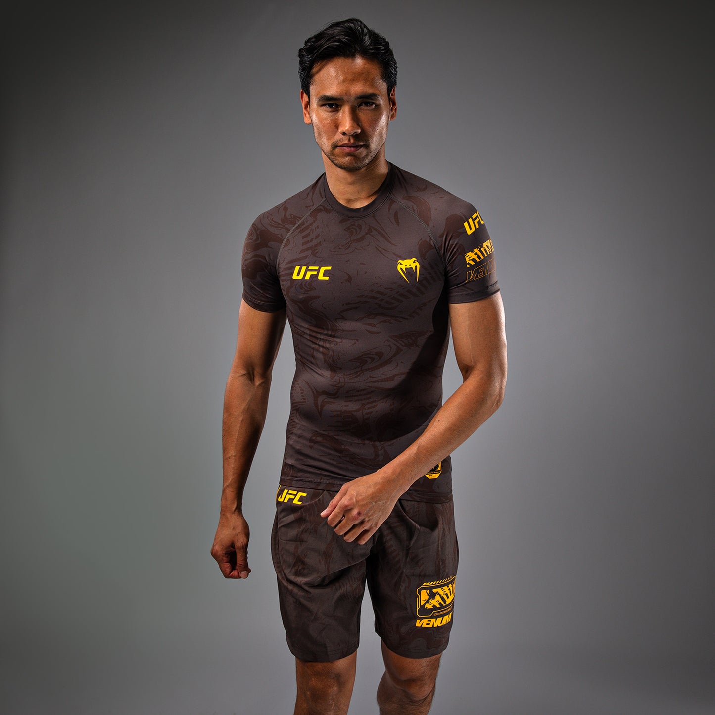 UFC Fusion by Venum Fight Week ショートスリーブラッシュガード（男性用） - アーセンブラウン