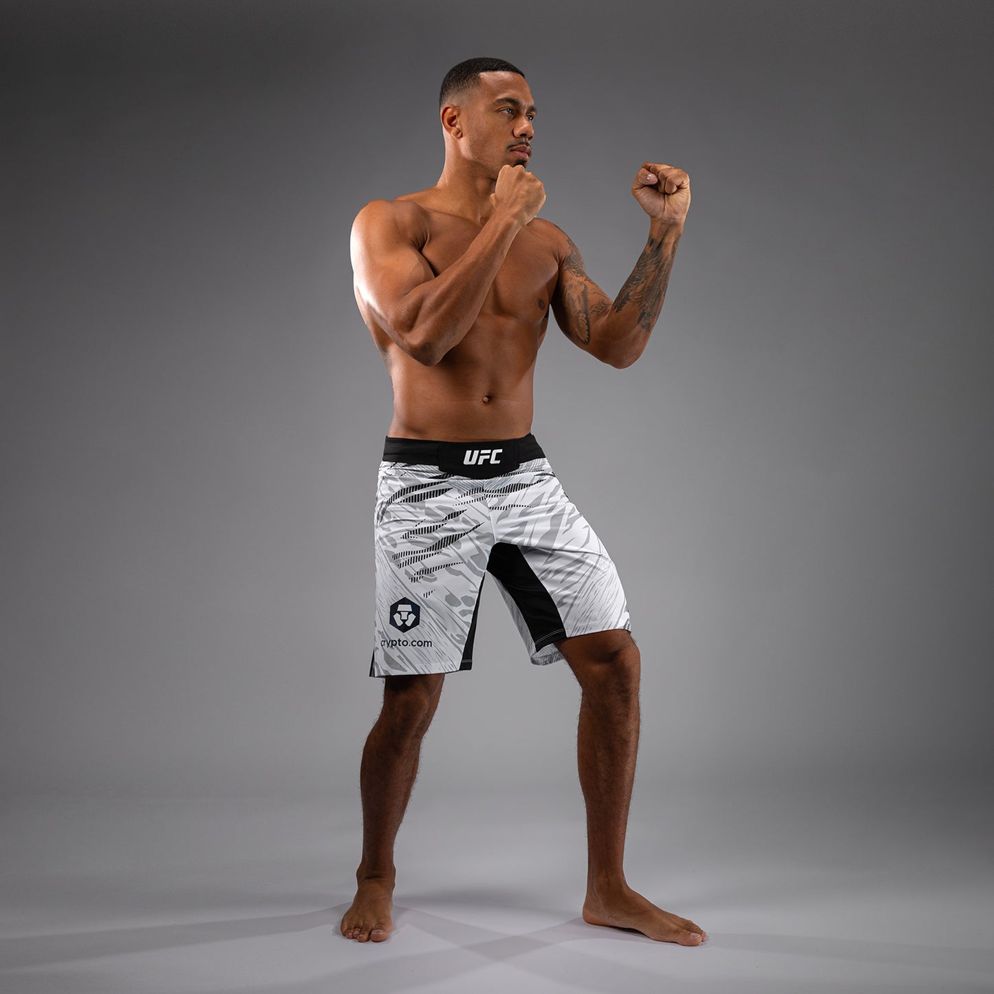 UFC Fusion by Venum Authentic Fight Night レスリングショーツ（男性用、フィットラルゴ） - ホワイト