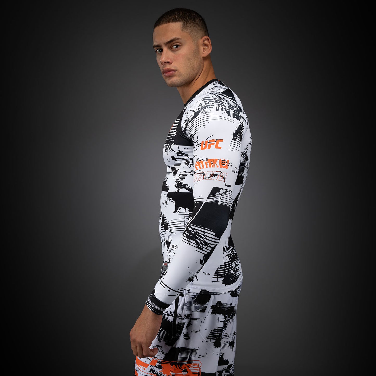 UFC Zenith by Venum Authentic Fight Week パフォーマンス長袖ラッシュガード メンズ - ホワイト