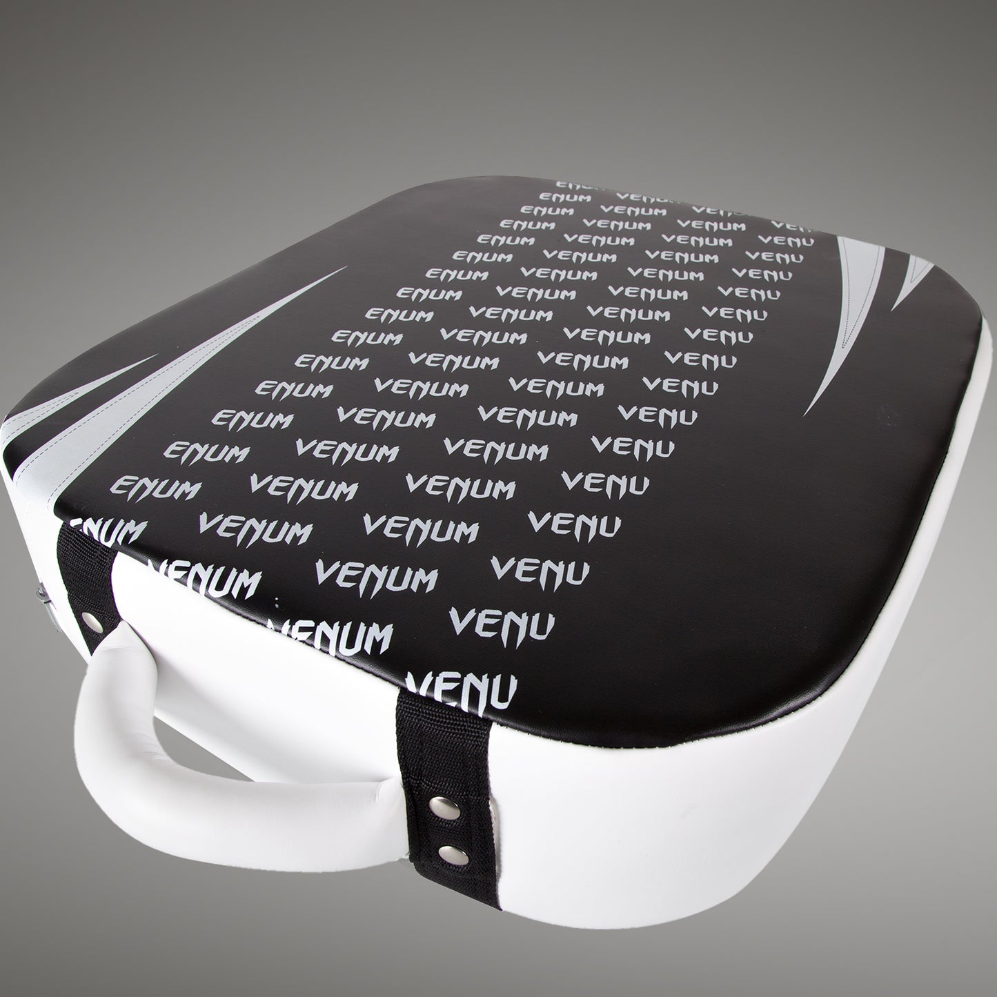 Venum Absolute スクエアキックシールド、Skintex レザー製：ブラック／アイス