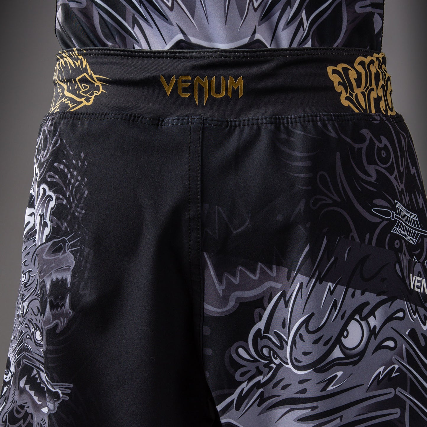 Venum Wolf Atak キッズ用ファイトショーツ – ブラック/グレー