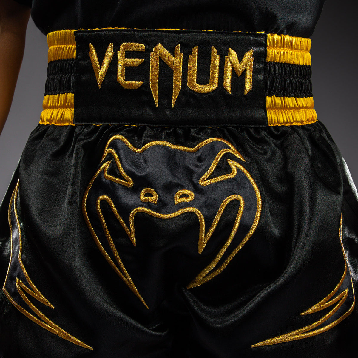 Venum Bangkok Fury キッズ ムエタイショーツ - ブラック/ゴールド
