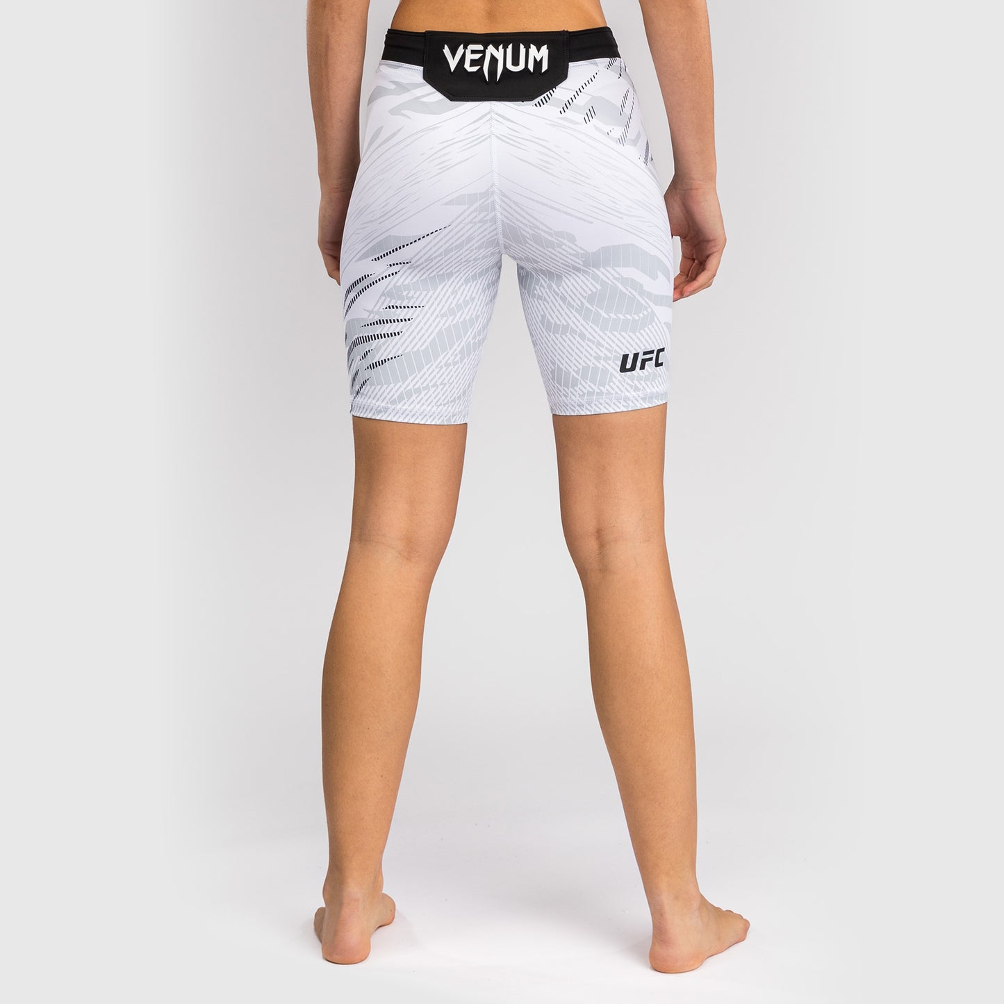 UFC Fusion by Venum Authentic Fight Night ヴァレトゥードショーツ（女性用、フィットラルゴ） - ホワイト
