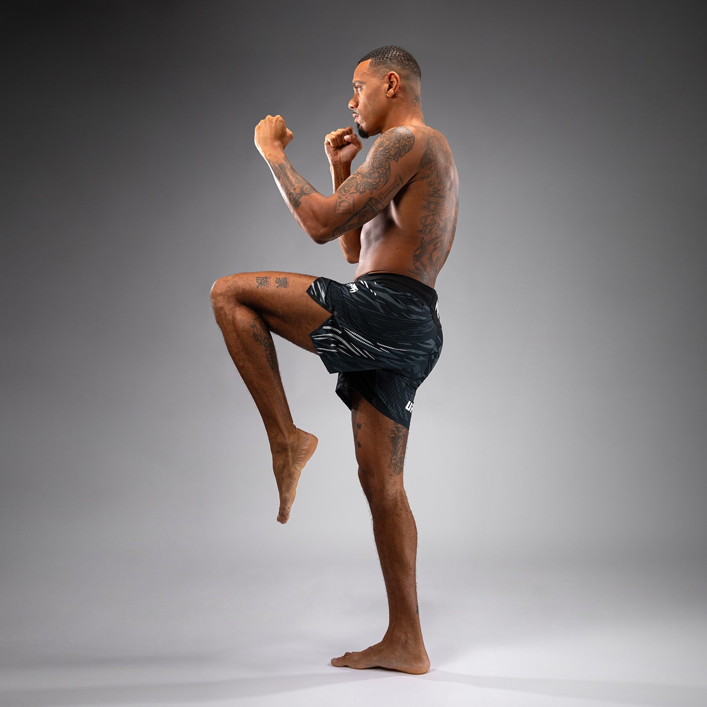 UFC Fusion by Venum Authentic Fight Night レスリングショーツ（男性用、フィットコルト） - ブラック