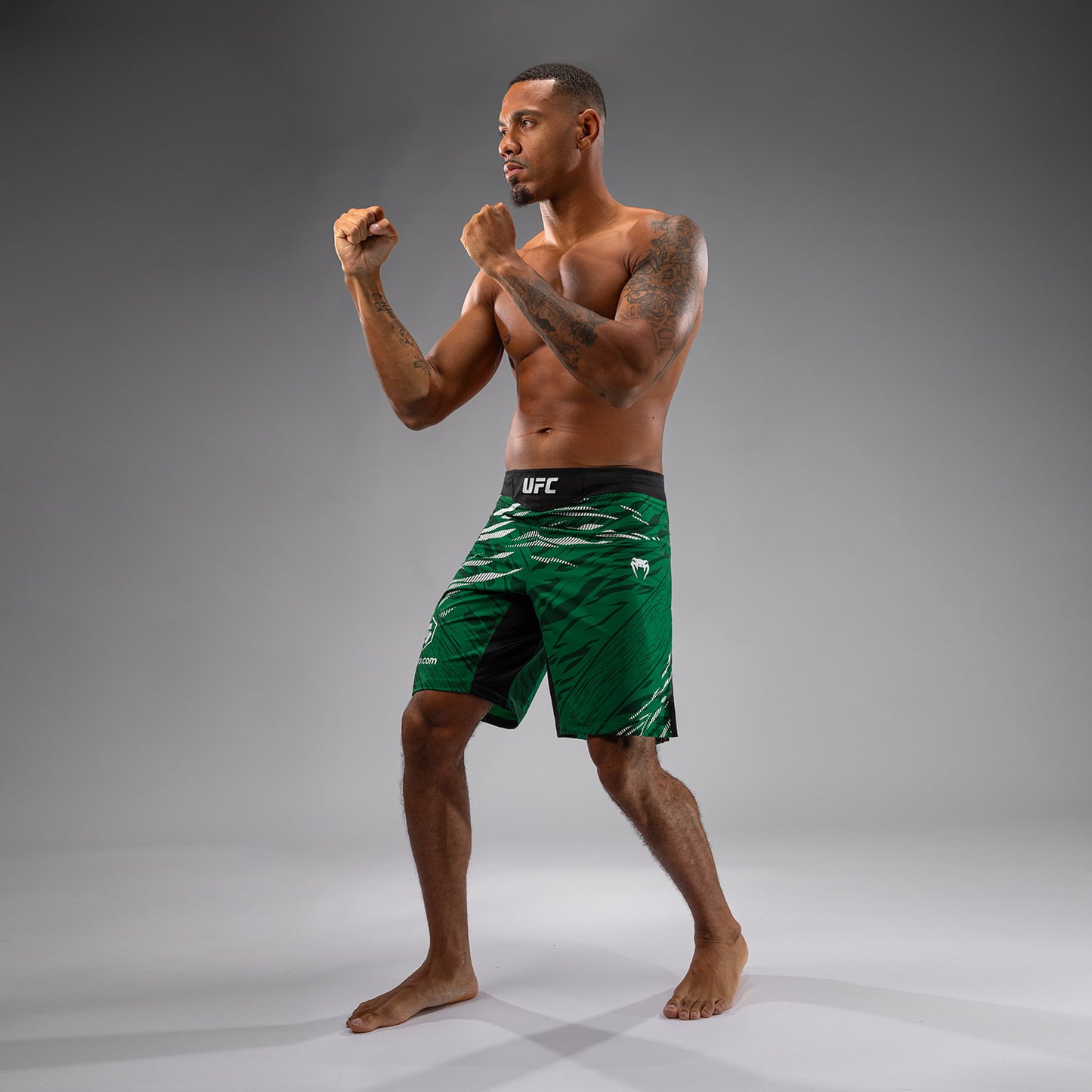 UFC Fusion by Venum Authentic Fight Night レスリングショーツ（男性用、フィットラルゴ） - グリーン