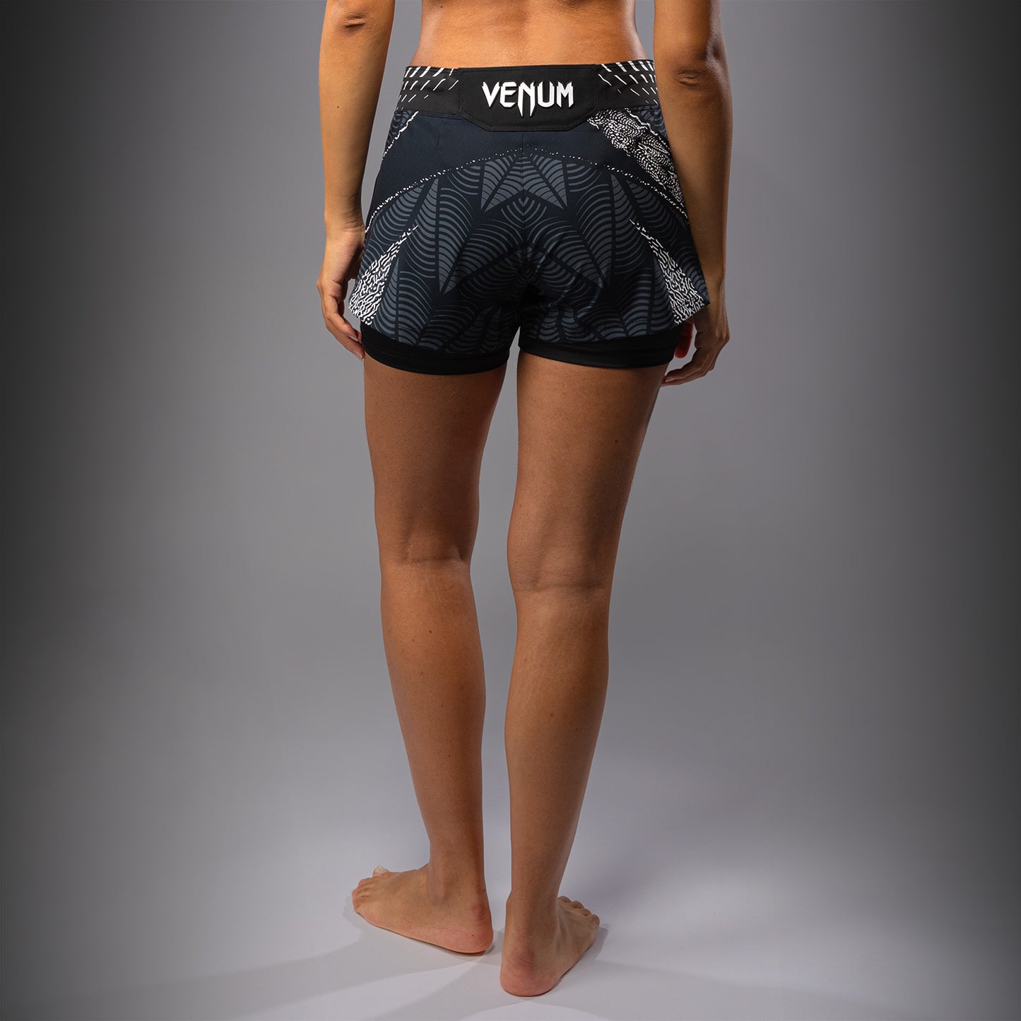 UFC Zenith by Venum Authentic Fight Night ショートフィットファイトショーツ レディース - ブラック