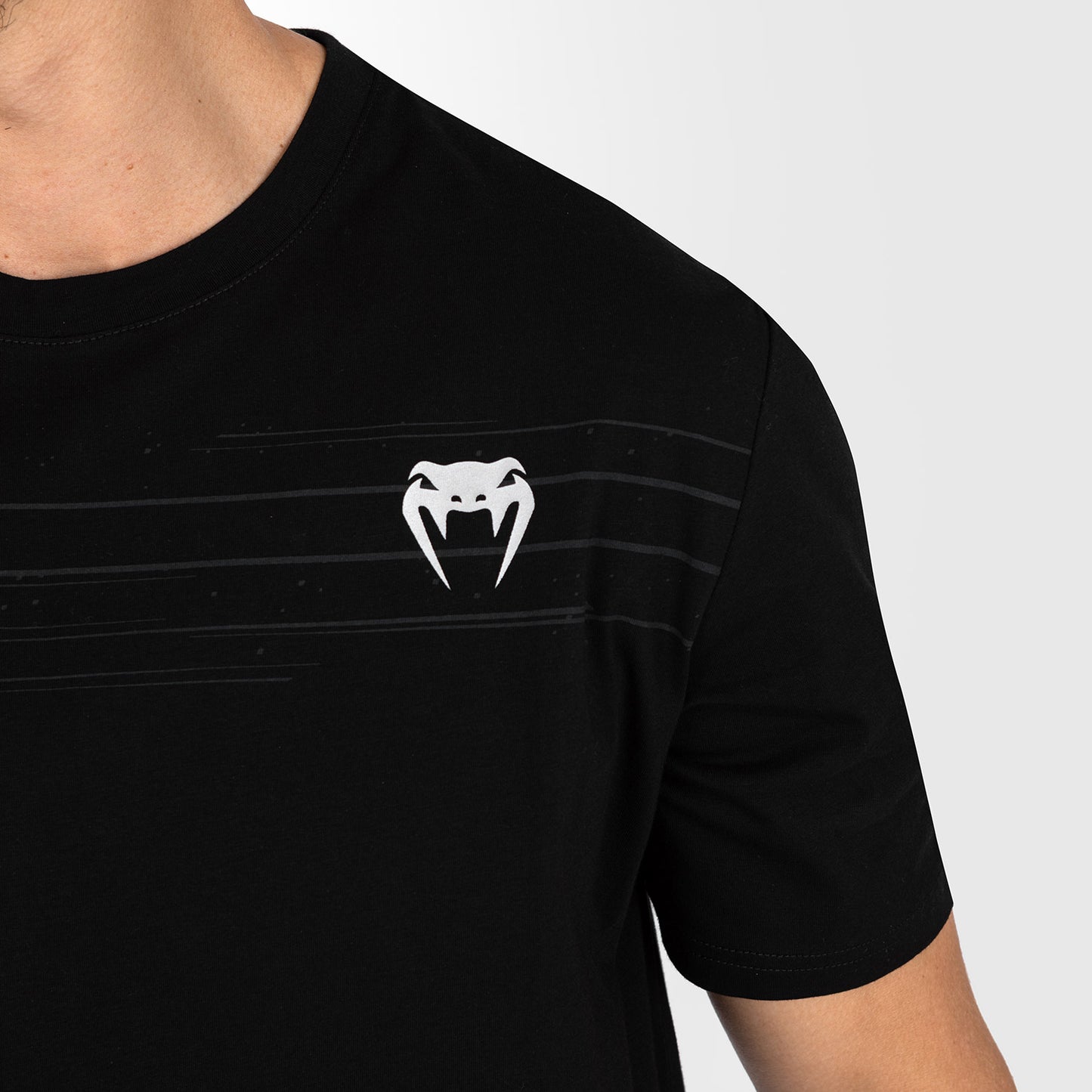 UFC Venum Performance Institute 2.0 メンズTシャツ - ブラック／レッド