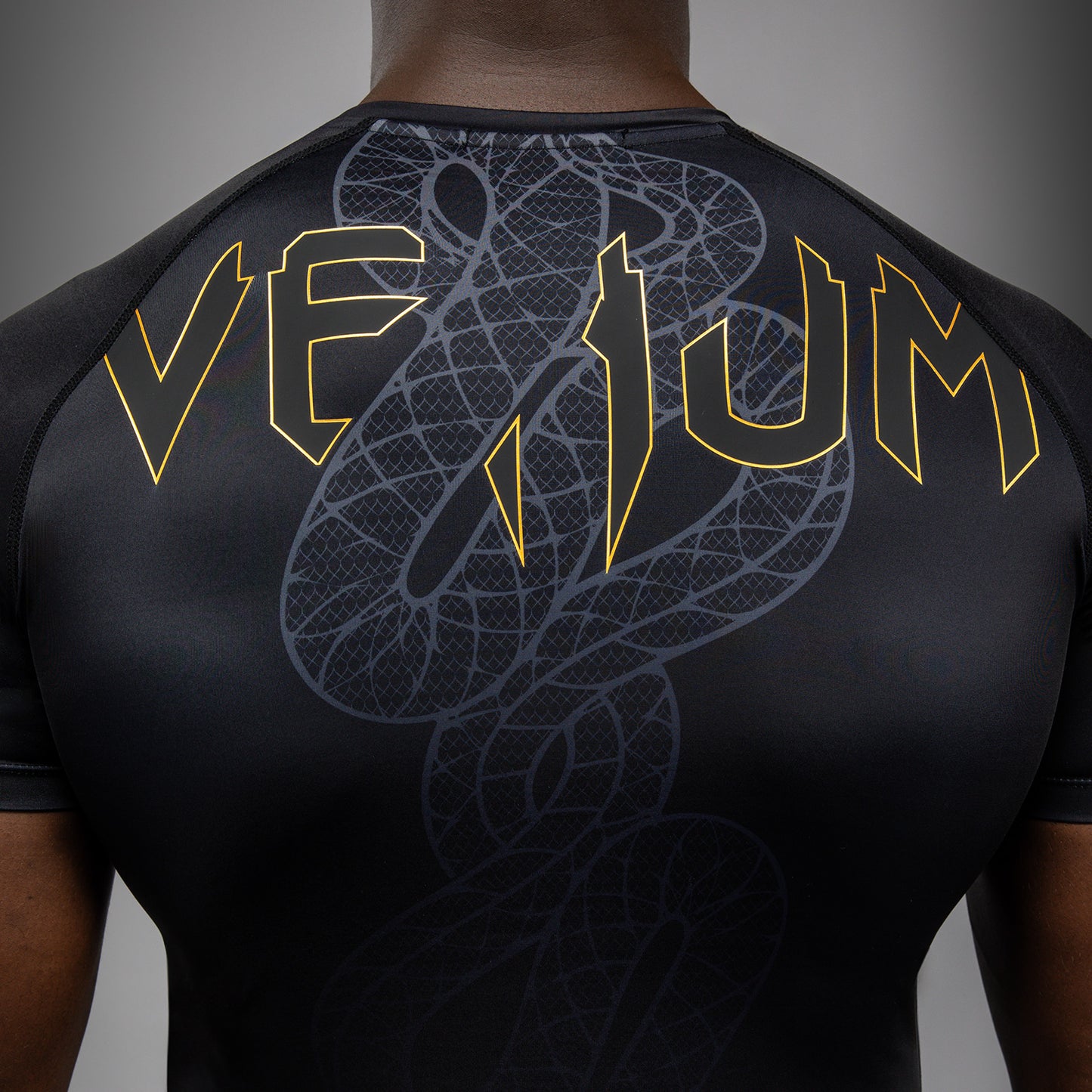 Venum Serpenti ショートスリーブラッシュガード – ブラック/シルバー/ゴールド