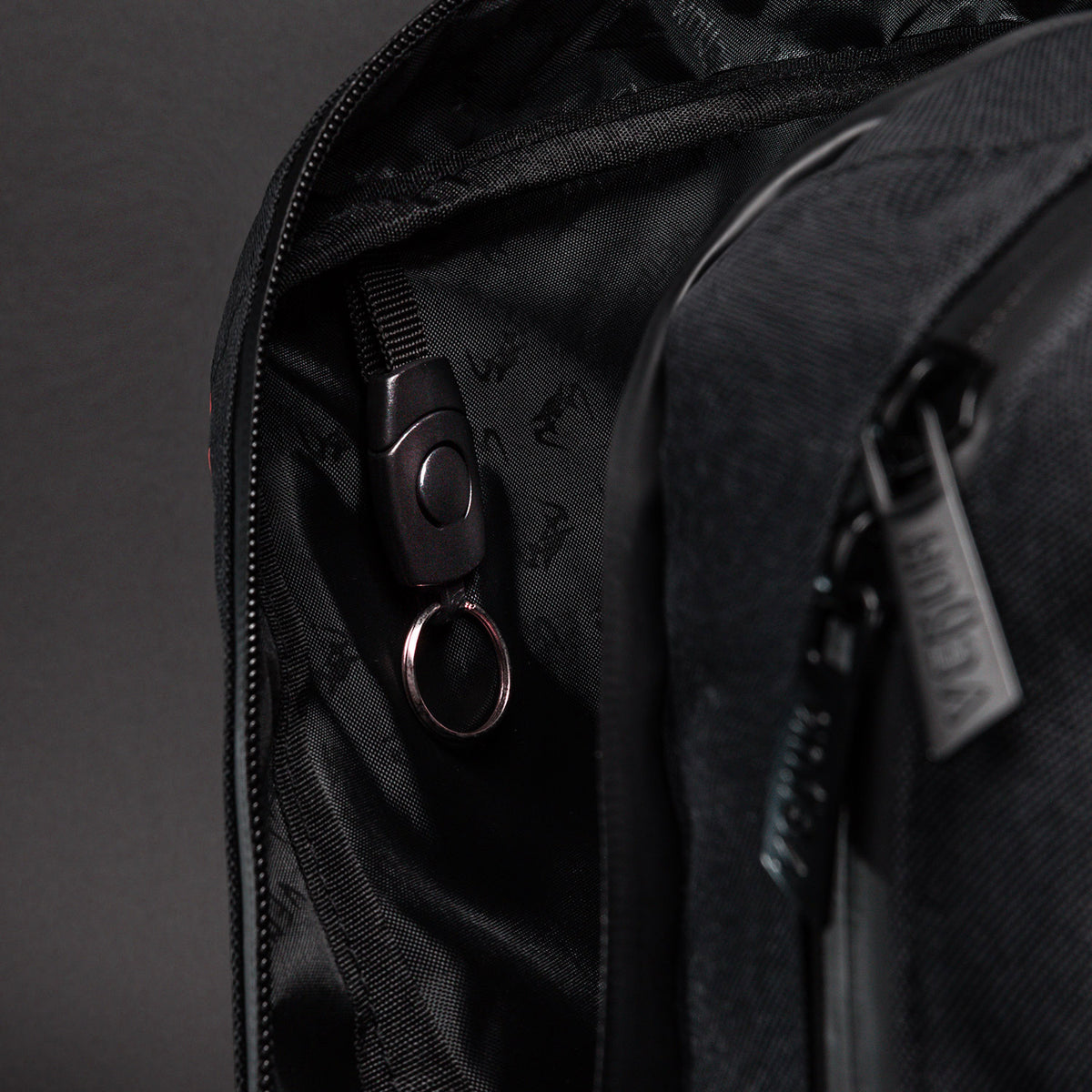 Venum Amazonia Reborn バックパック (15-25 L) - ブラック/レッド