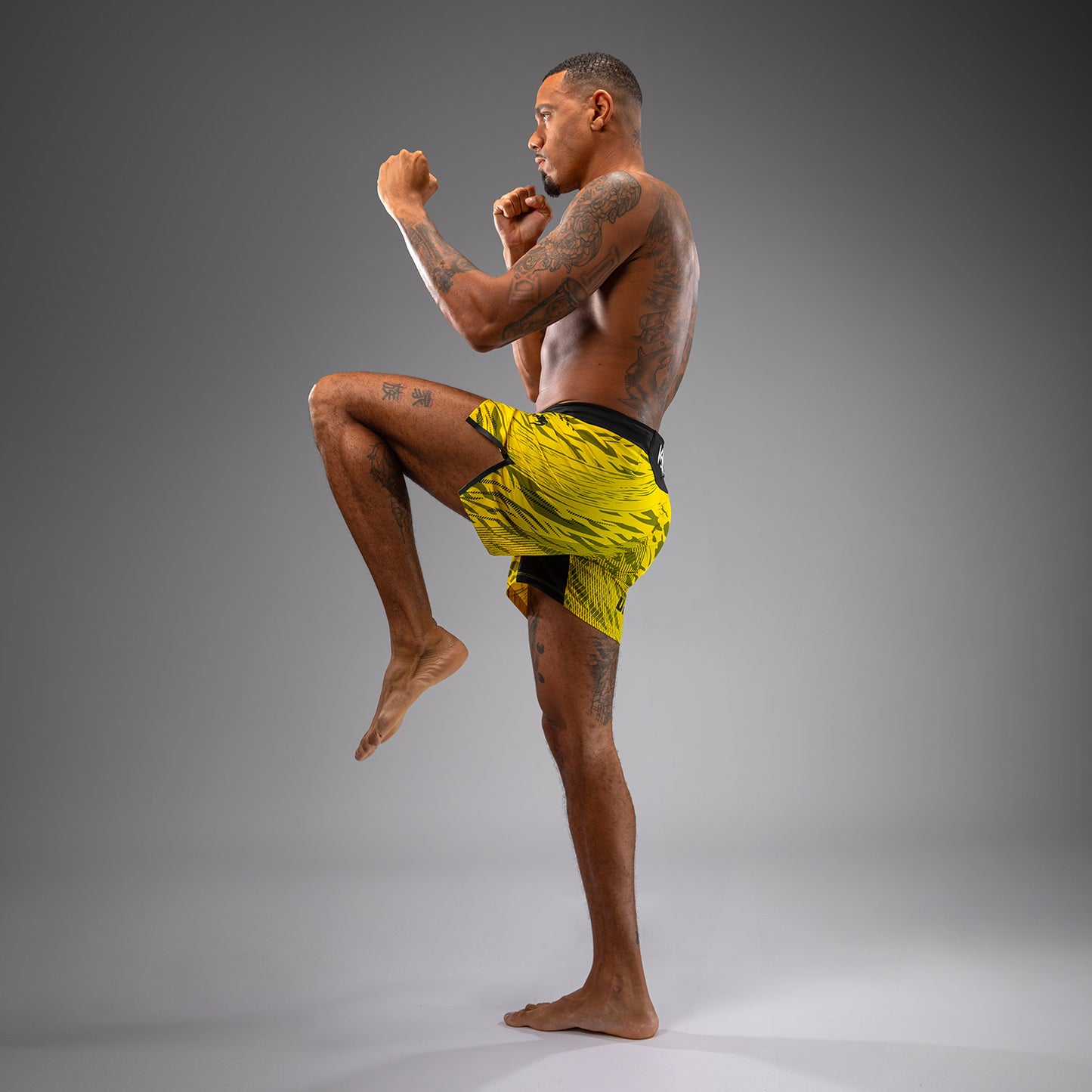 UFC Fusion by Venum Authentic Fight Night レスリングショーツ（男性用、フィットコルト） - イエロー