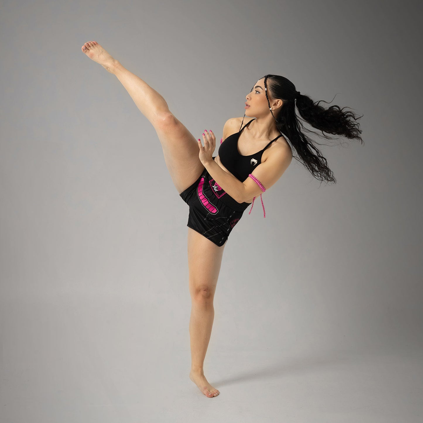 Venum x Dua ムエタイショーツ - ブラック/フューシャピンク