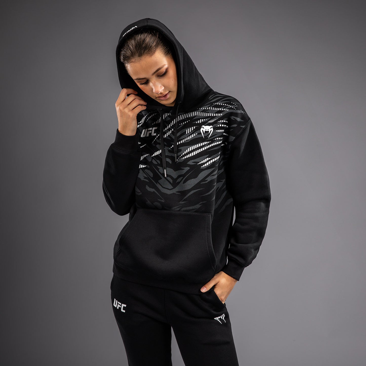 UFC Fusion by Venum Replica フード付きスウェットシャツ（女性用） - ブラック