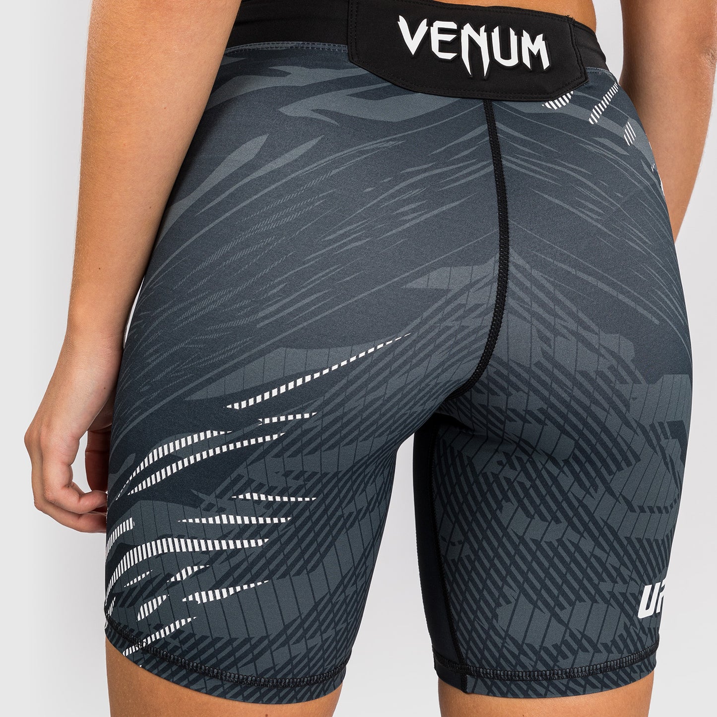 UFC Fusion by Venum Authentic Fight Night ヴァレトゥードショーツ（女性用、フィットラルゴ） - ブラック
