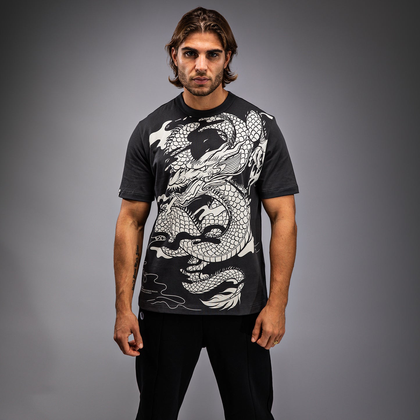 Venum ドラゴンズ・フライト メンズ Tシャツ - チャコールグレー/クリームホワイト