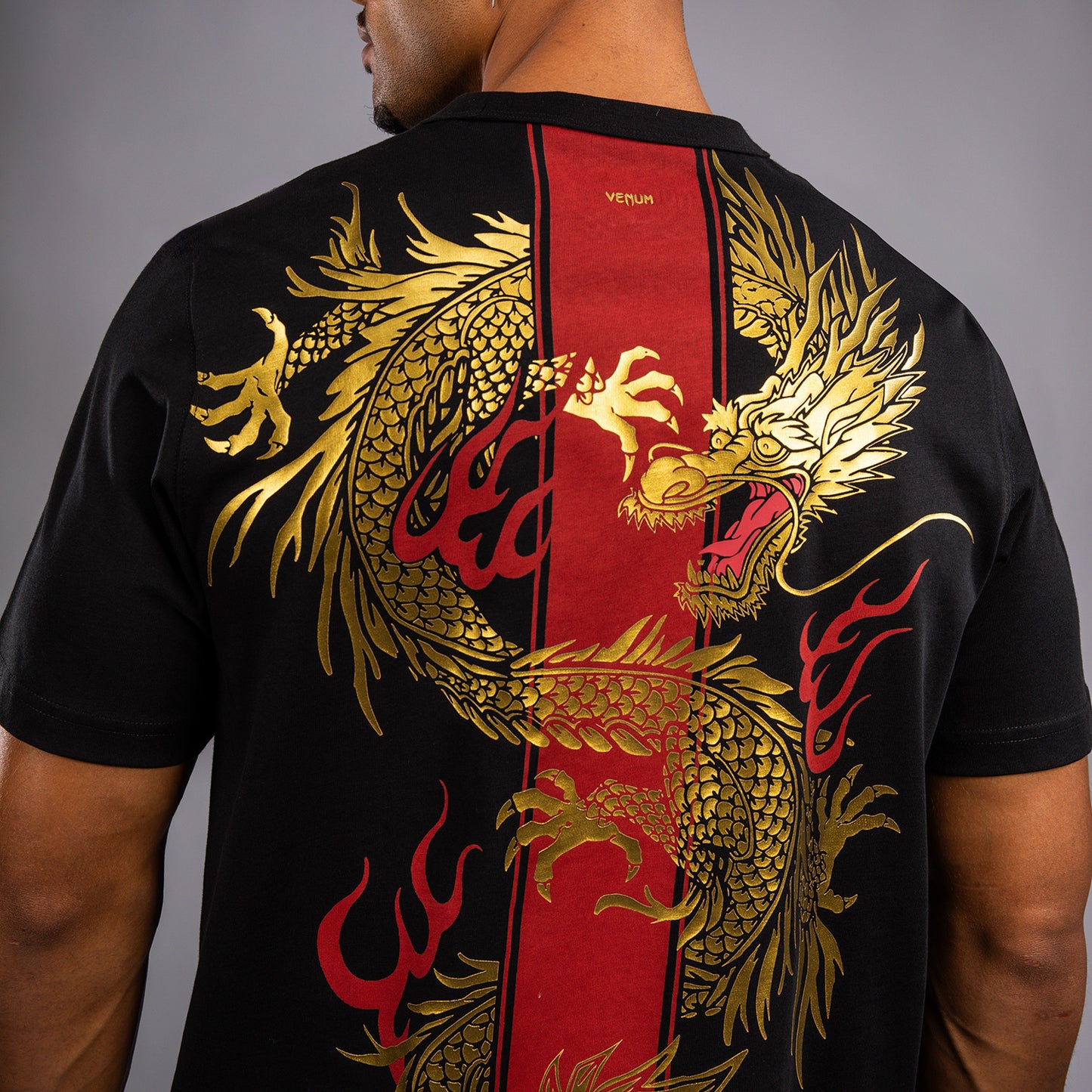 Venum x TEKKEN 8 - Marshall Law Tシャツ - ブラック/レッド/ゴールド