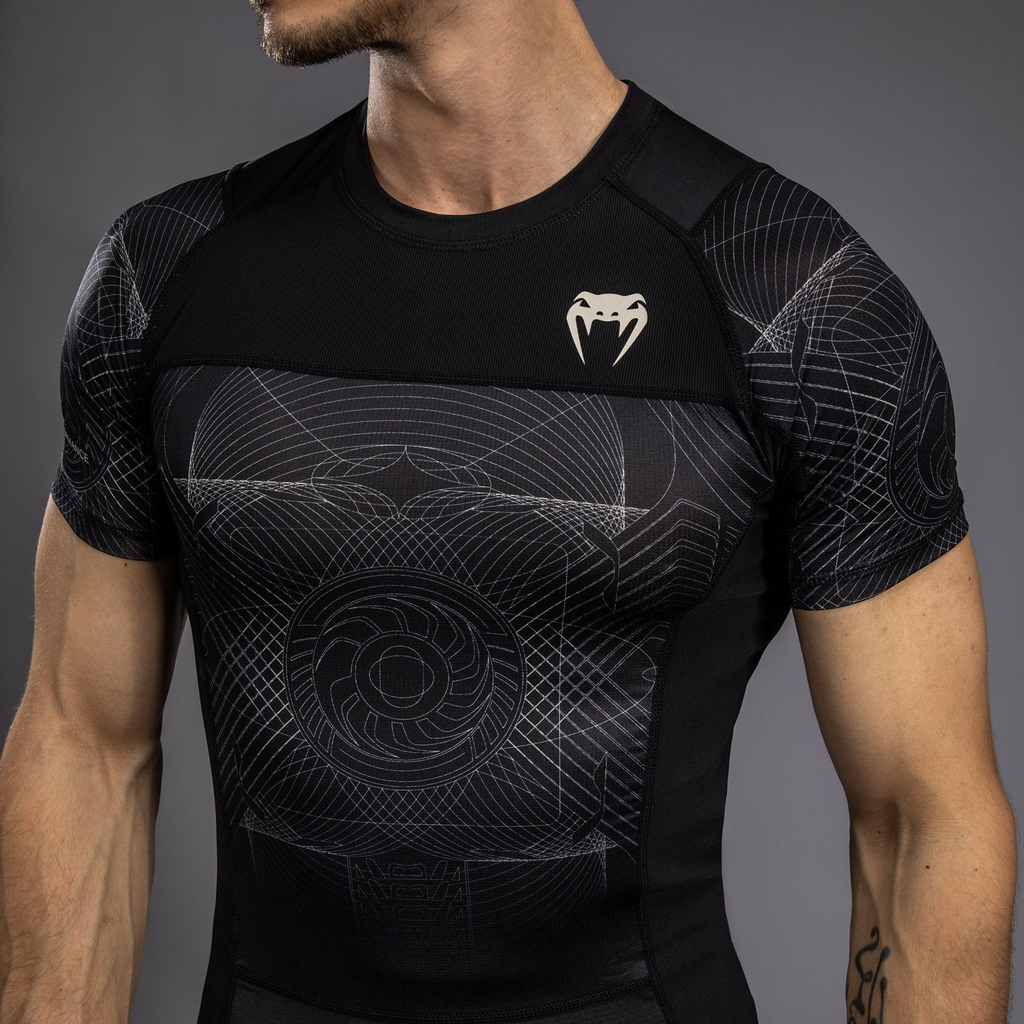 Venum G-Fit Air 半袖ラッシュガード メンズ - ディープブラック/デザートサンド