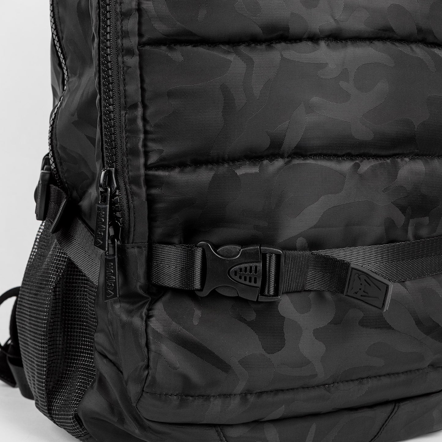 Venum Challenger Pro バックパック（20-25L） – ブラック/ダークカモ
