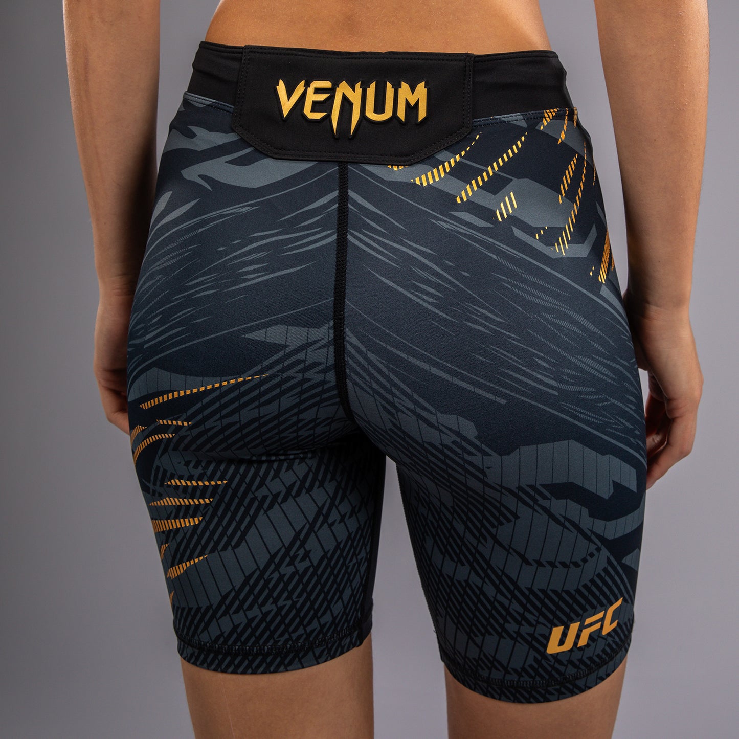 UFC Fusion by Venum Authentic Fight Night ヴァレトゥードショーツ（女性用、フィットラルゴ） - チャンピオン