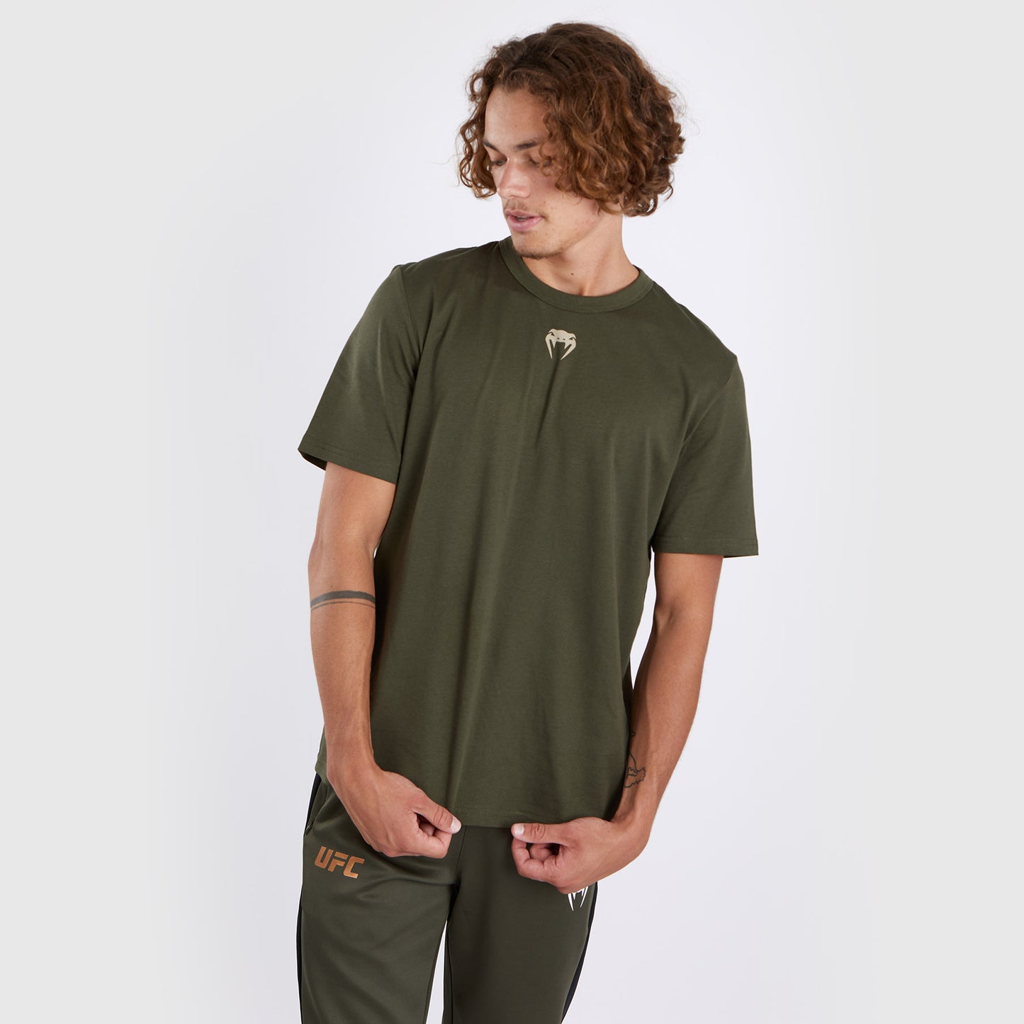 UFC Adrenaline by Venum Fight Week メンズ半袖Tシャツ - カーキ