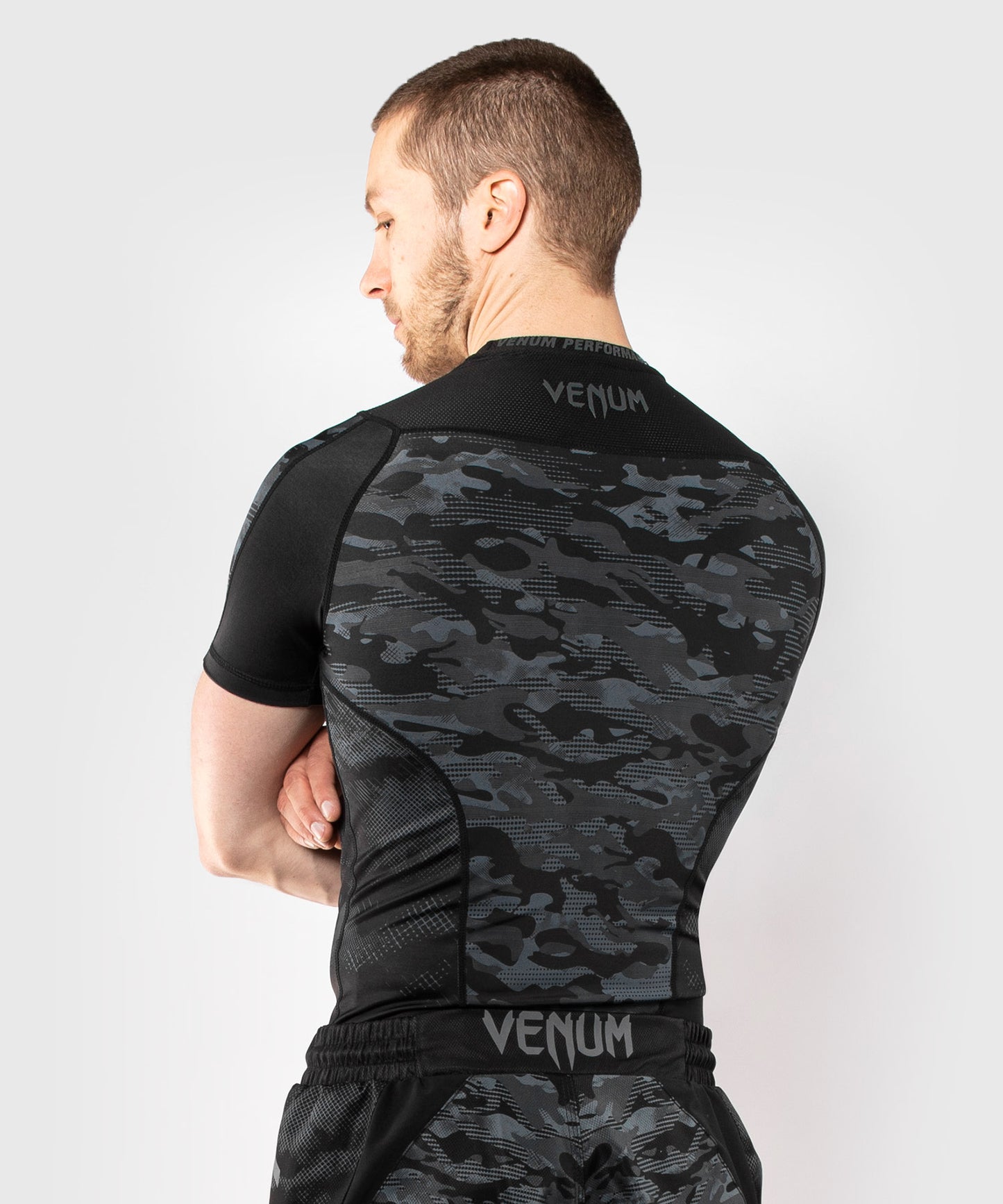 Venum Defender 半袖ラッシュガード - ダーク・カモ