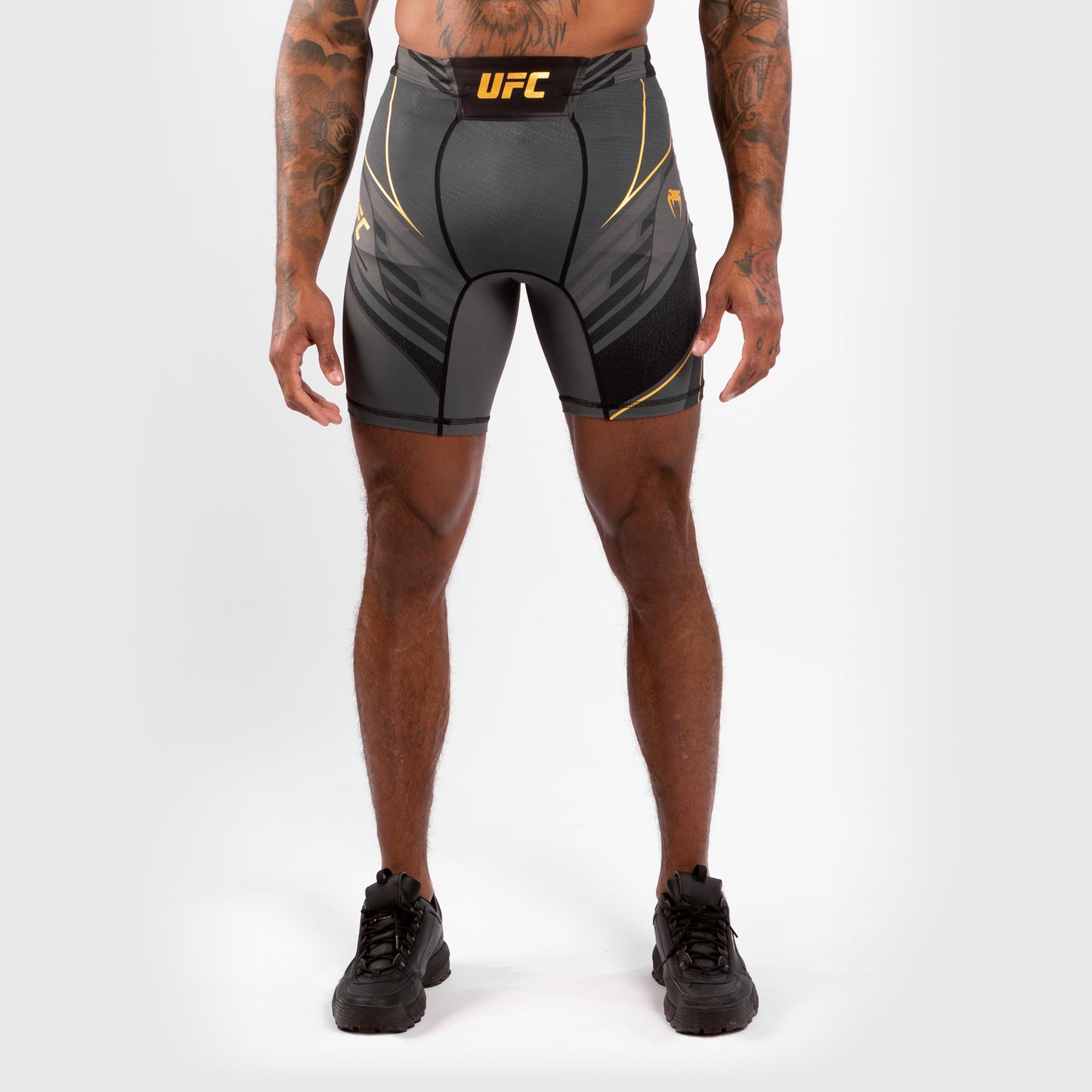 UFC VENUM本格的なファイトナイトメンズ バーリトゥードショート-ロングフィット - 黒