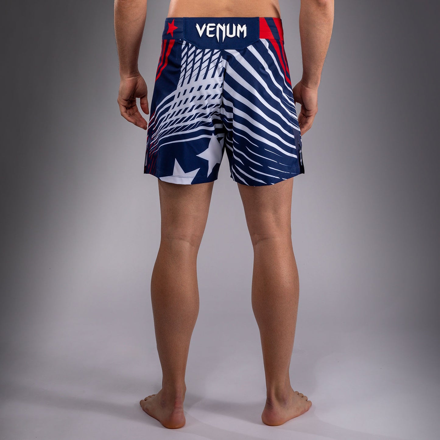 UFC Freedom 250 by Venum メンズ Custom Authentic Fight Night ファイトショーツ ショートフィット - ブルー