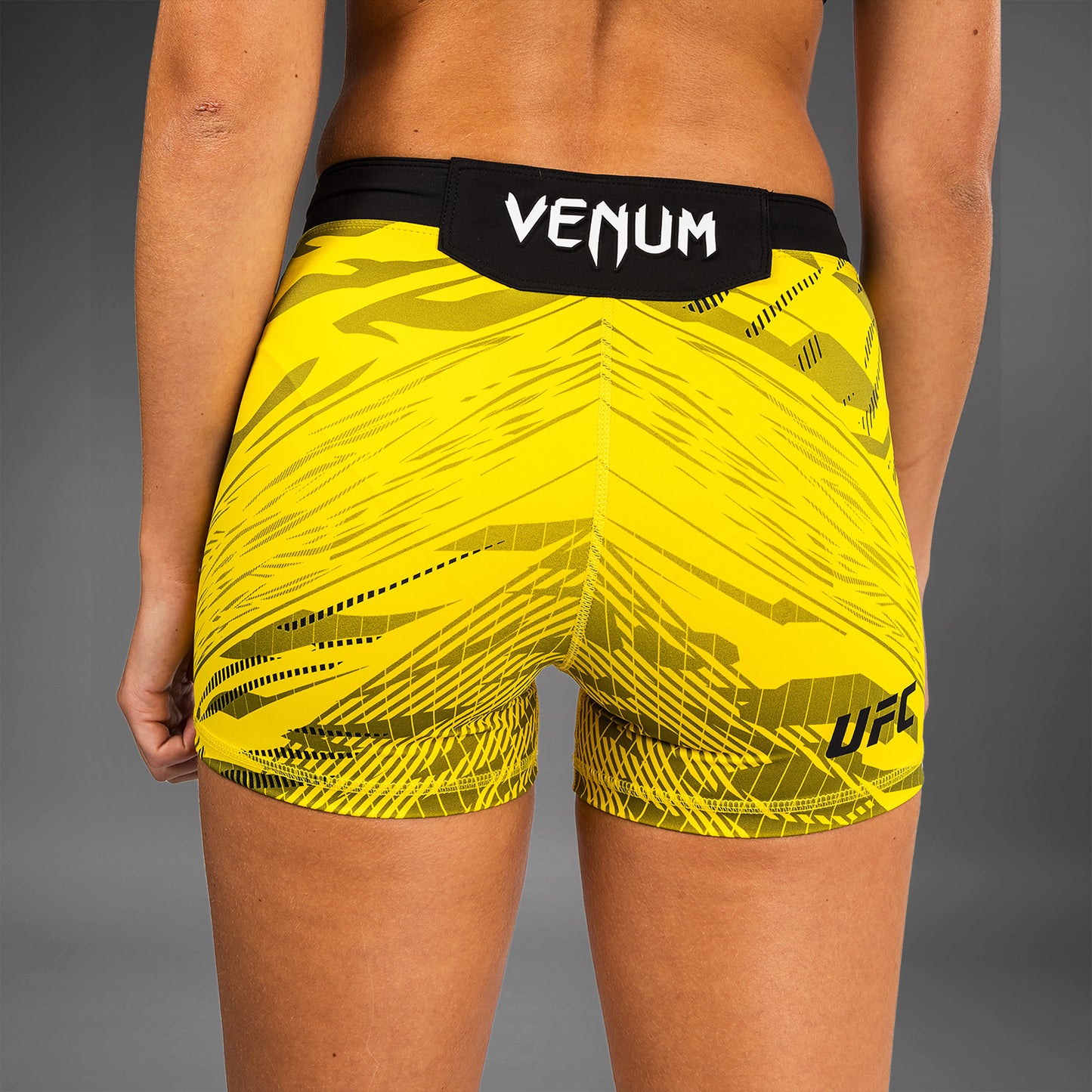 UFC Fusion by Venum Authentic Fight Night ヴァレトゥードショーツ（女性用、フィットコルト） - イエロー