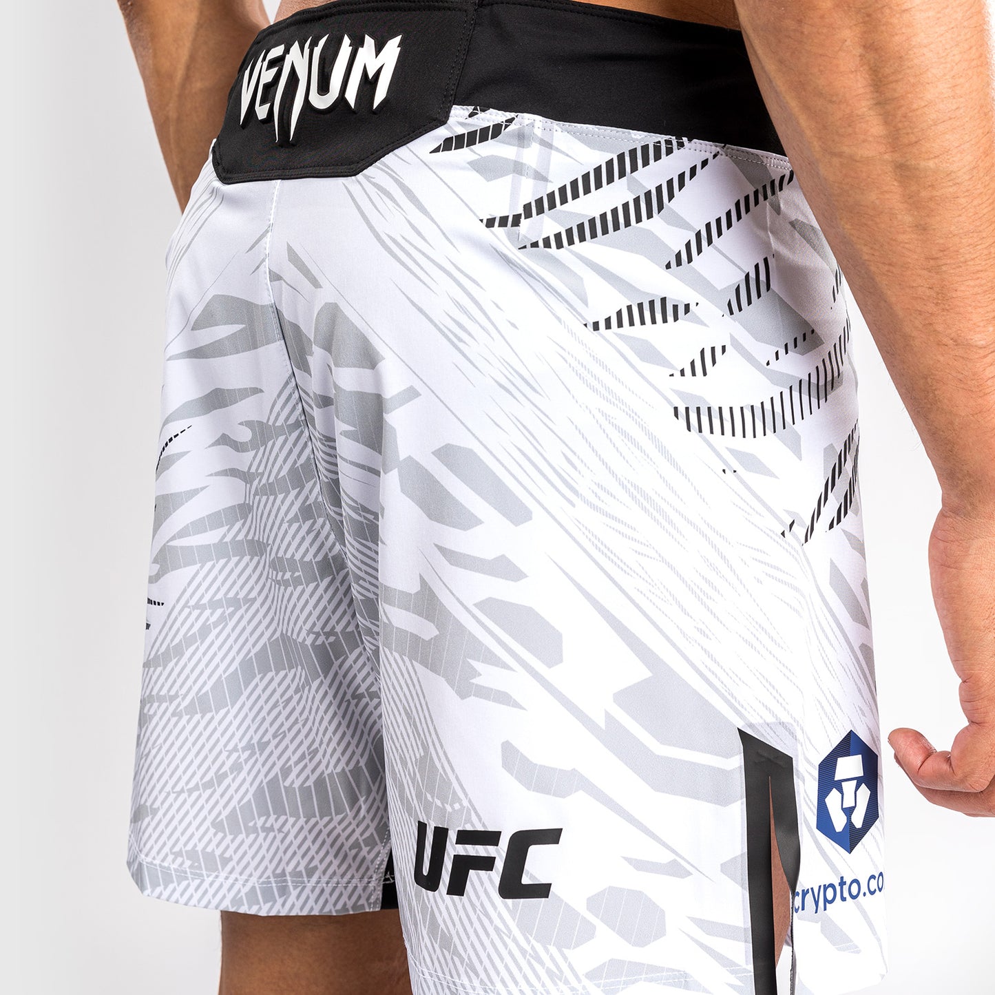 UFC Fusion by Venum Authentic Fight Night レスリングショーツ（男性用、フィットコルト） - ホワイト