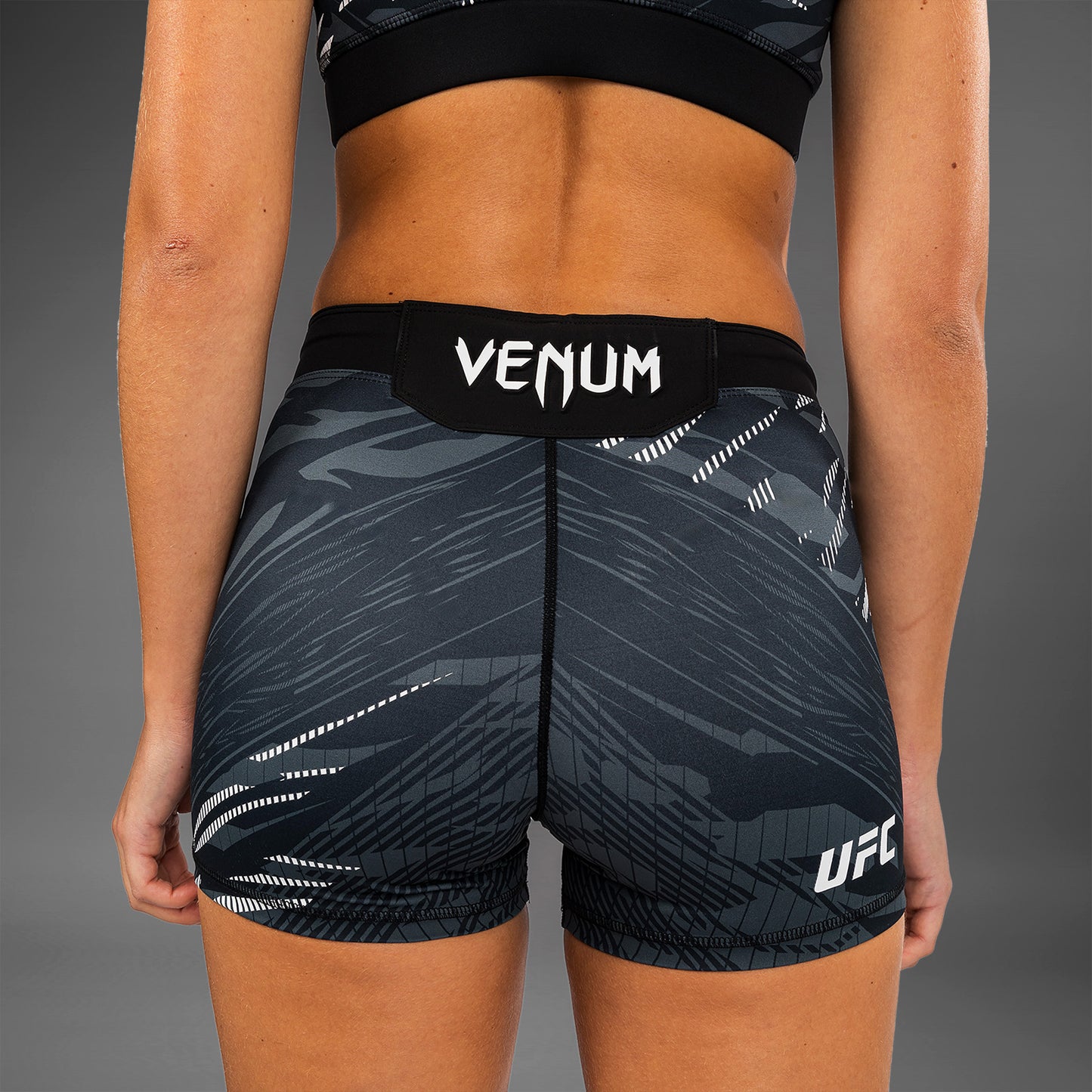 UFC Fusion by Venum Authentic Fight Night ヴァレトゥードショーツ（女性用、フィットコルト） - ブラック