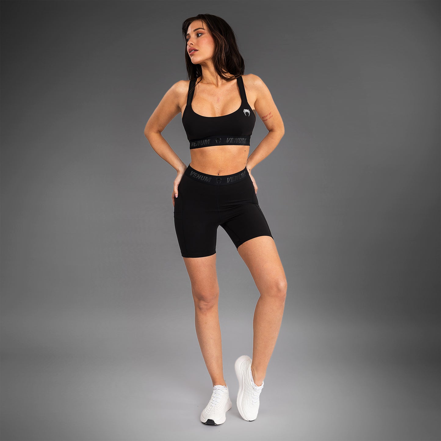 Venum Elevate 女性用スポーツブラ - ブラック