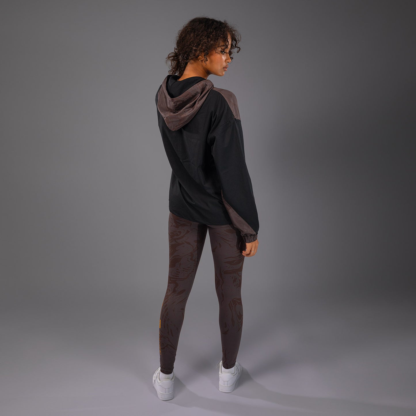 UFC Fusion by Venum Fight Week ジップ付きスウェットシャツ（女性用） - アーセンブラウン