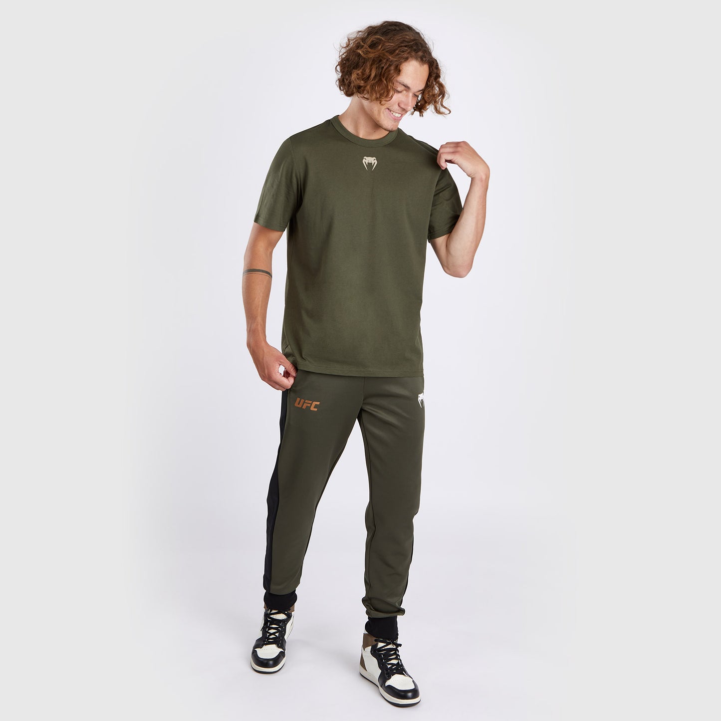 UFC Adrenaline by Venum Fight Week メンズ半袖Tシャツ - カーキ