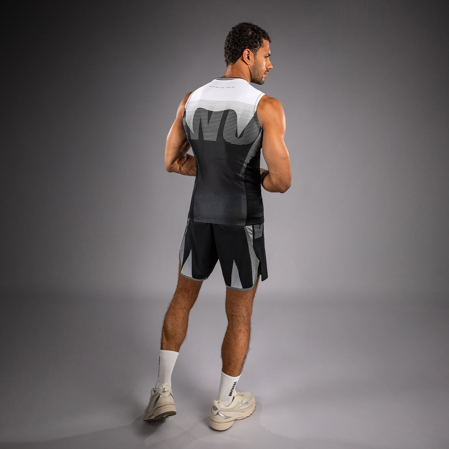 Venum Adrenaline ノースリーブラッシュガード – ブラック/シルバーグレー