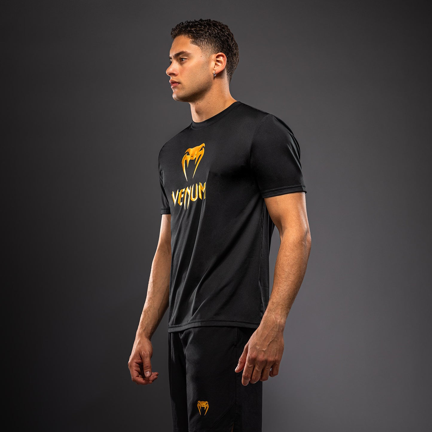 Venum Classic Dry Tech Tシャツ - ブラック/ゴールド