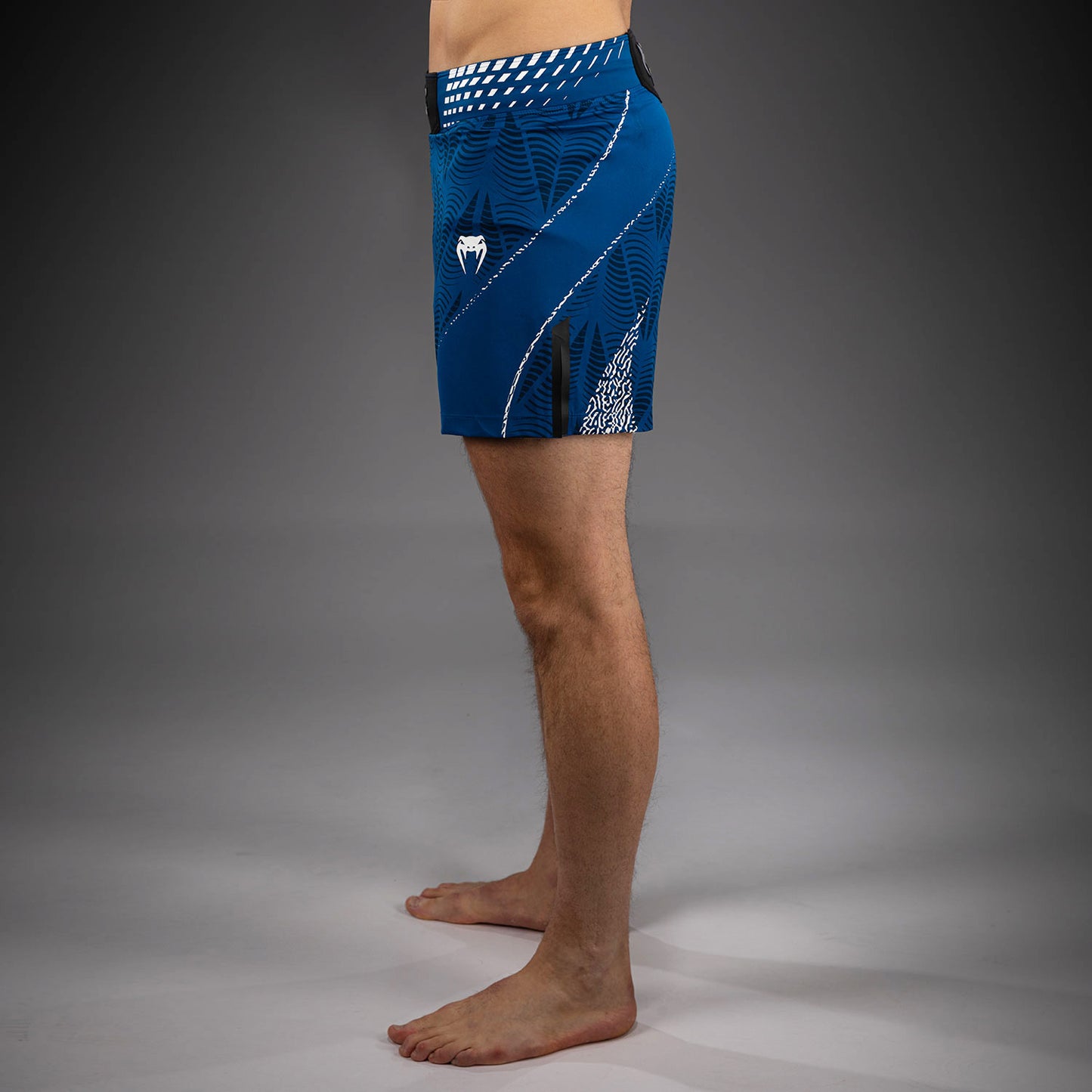 UFC Zenith by Venum Authentic Fight Night ショートフィットファイトショーツ メンズ - ブルー