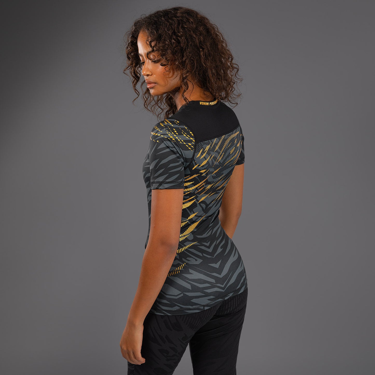 UFC Fusion by Venum Authentic Fight Night ショートスリーブラッシュガード（女性用） - チャンピオン